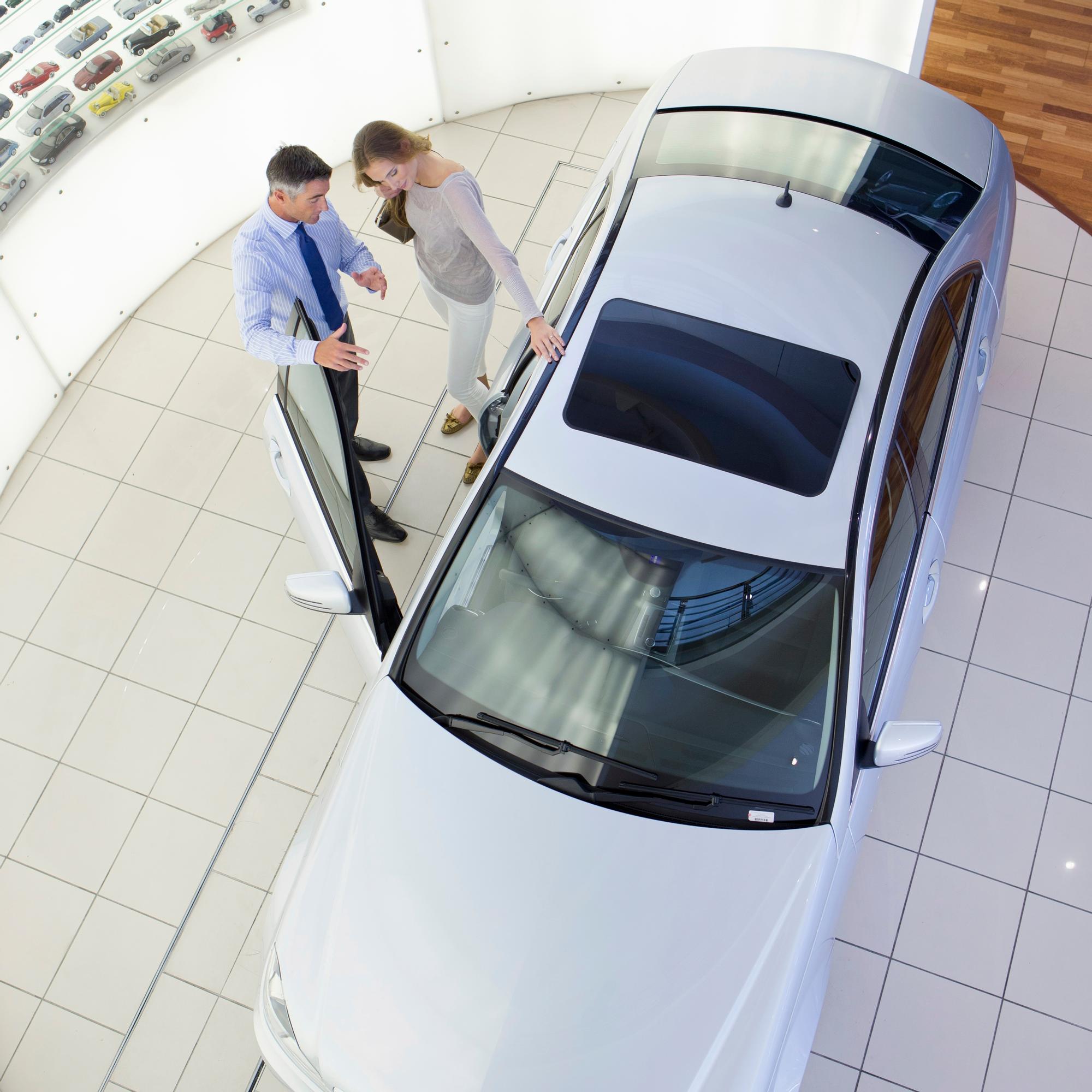 Uusien autojen myynti romahti Suomessa 1970-luvun tasolle – luottamus katoaa ja käytettyjen tuonti syö uusmyynnin