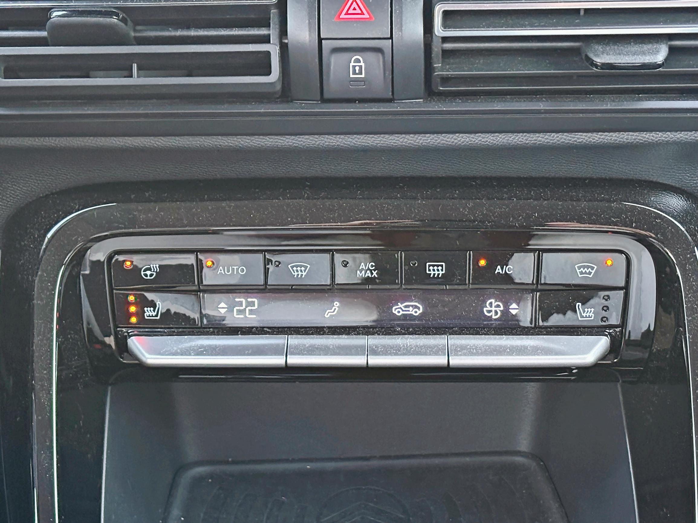 Citroen e-C3:ssa ei ole pihistelty ajomukavuuden kannalta tärkeissä talvivarusteissa: penkin- ja ratinlämmittimet sekä lämmitettävä tuulilasi kuuluvat Max-varustetasoon.