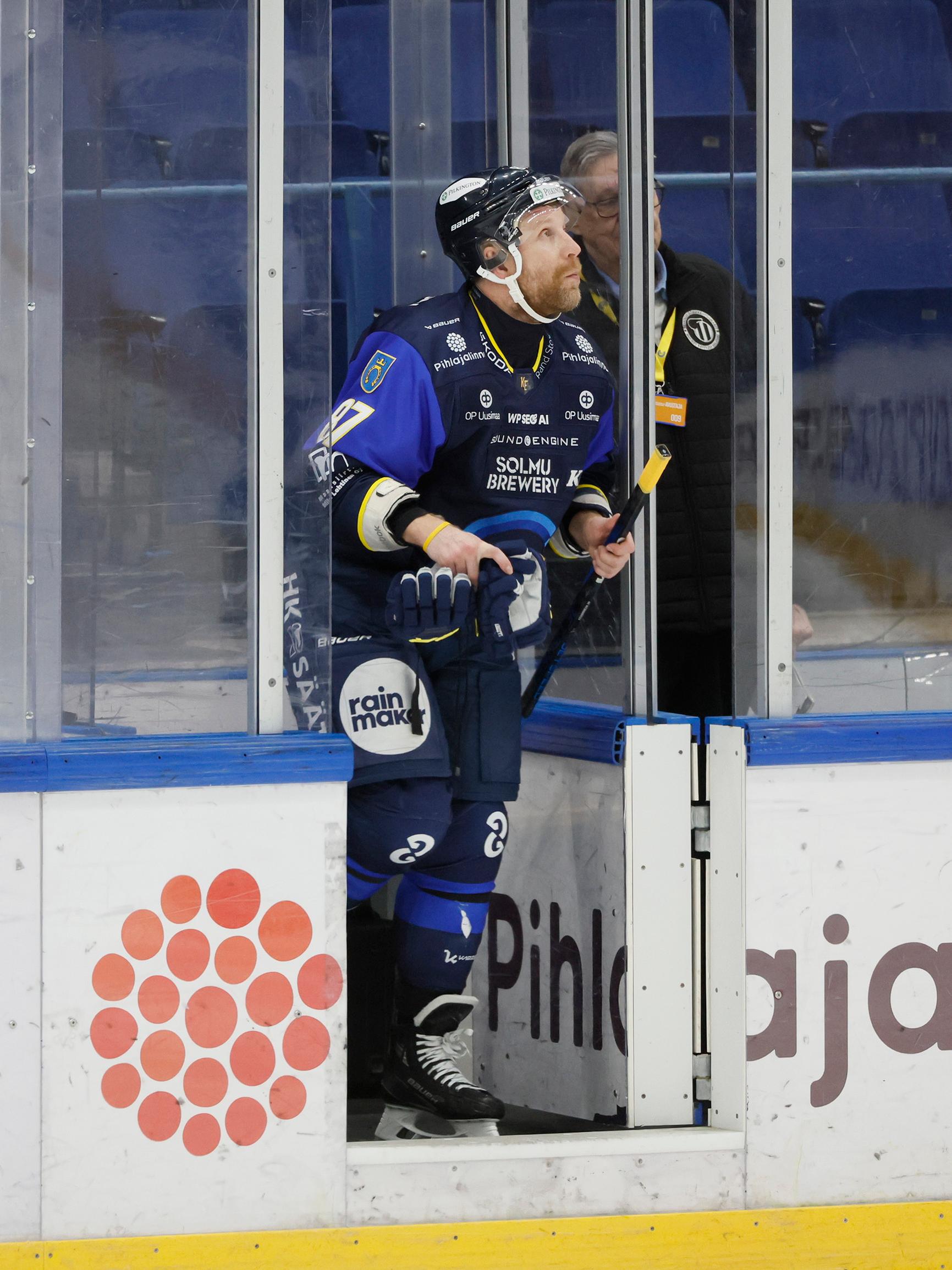 Petteri Sihvonen tyrmää Leo Komarovin silmittömän teon – ja Kiekko-Espoon päävalmentajan oudon purkauksen: ”Munaavat itsensä!”