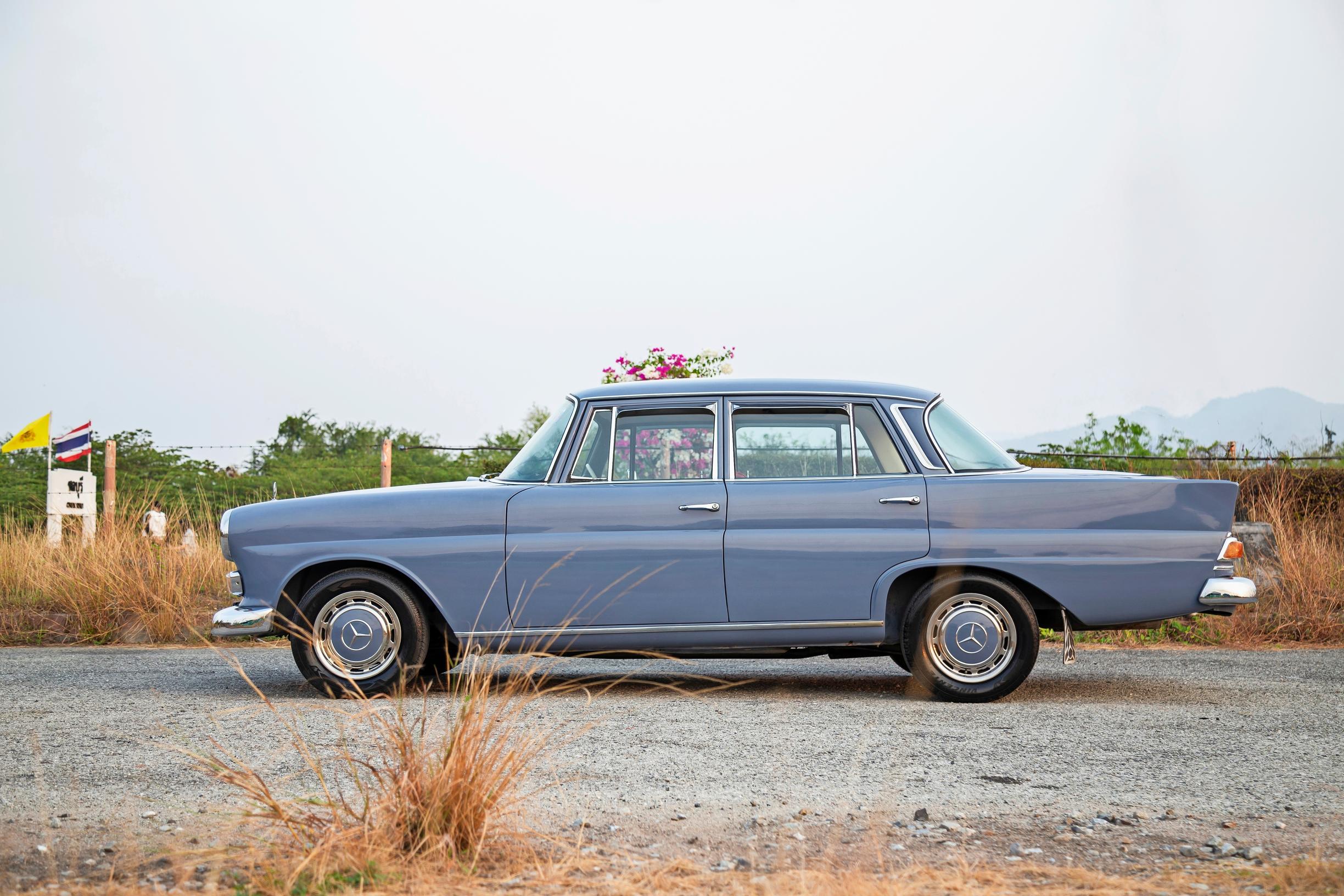 Mercedes-Benz 200 sivulta kuvattuna. Klassinen siipiveikko. Näitä nähtiin aikanaan taksitolpilla ympäri maailman.