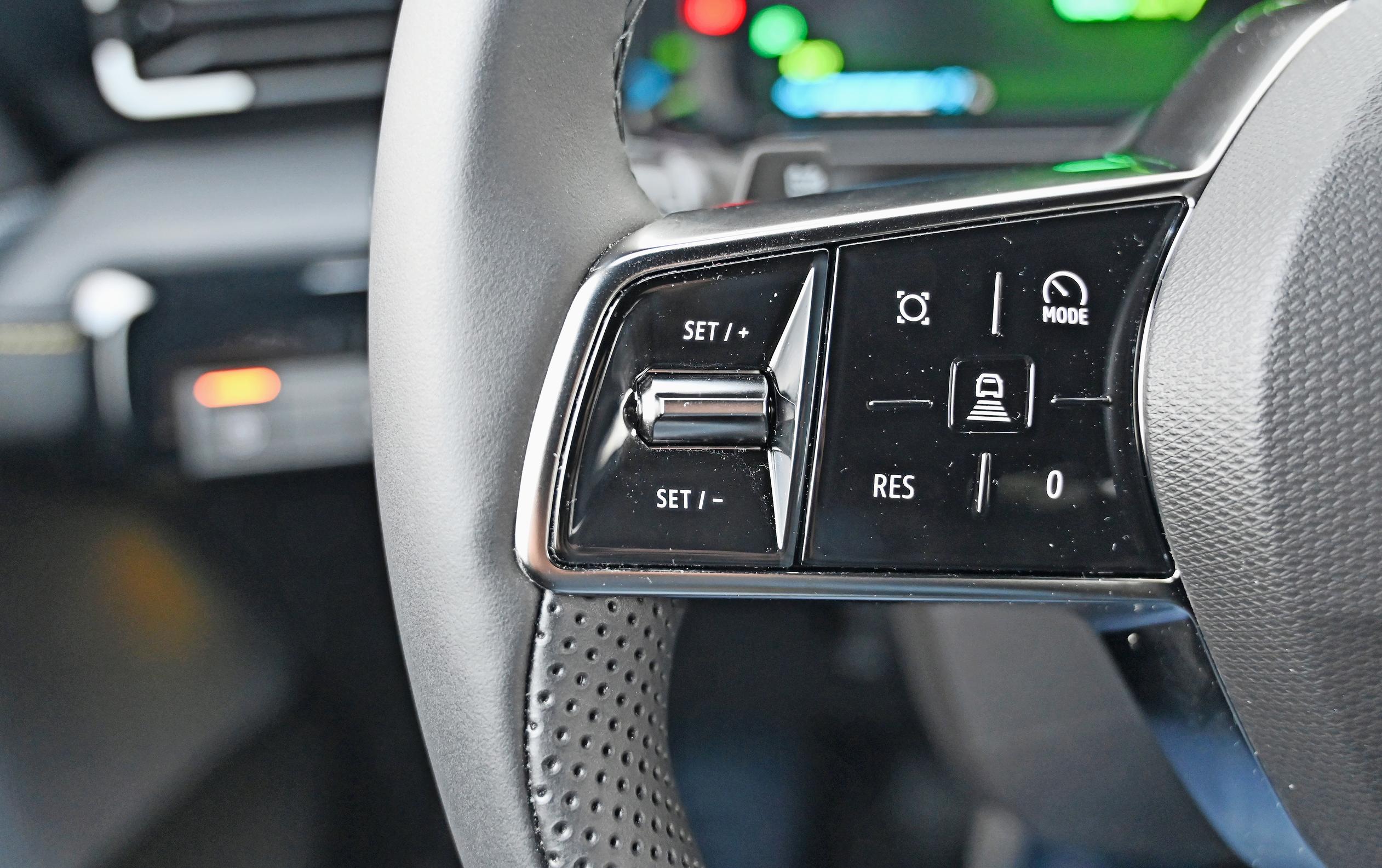 Renault 4 E-Techin mukautuva tasanopeussäädin on helppo hallittava ilman vaikeita hipelöintejä.