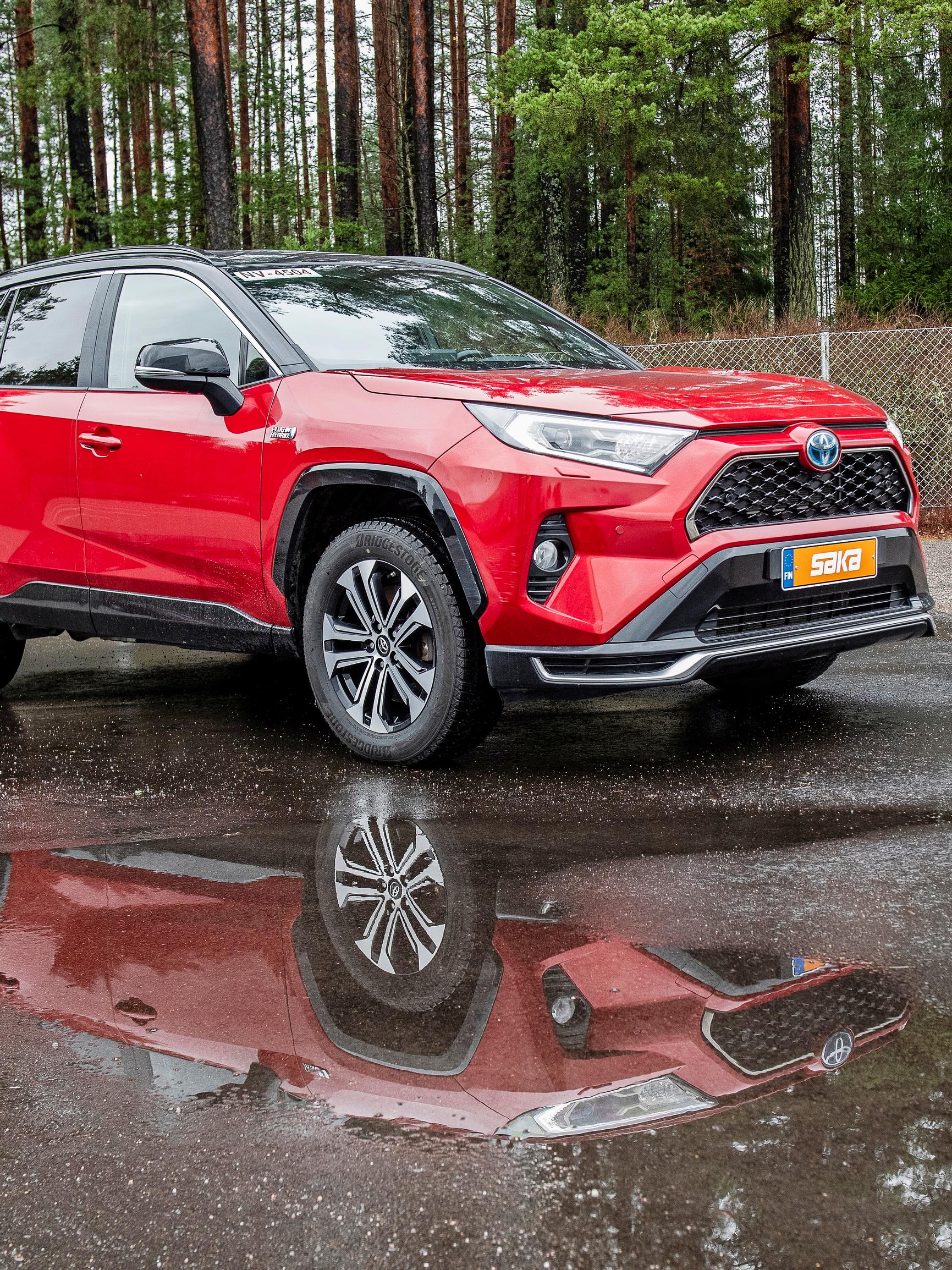 Toyota RAV4 PHEV vm. 2021 on lähes täydellinen perheauto – mutta ajotuntuma jättää kylmäksi