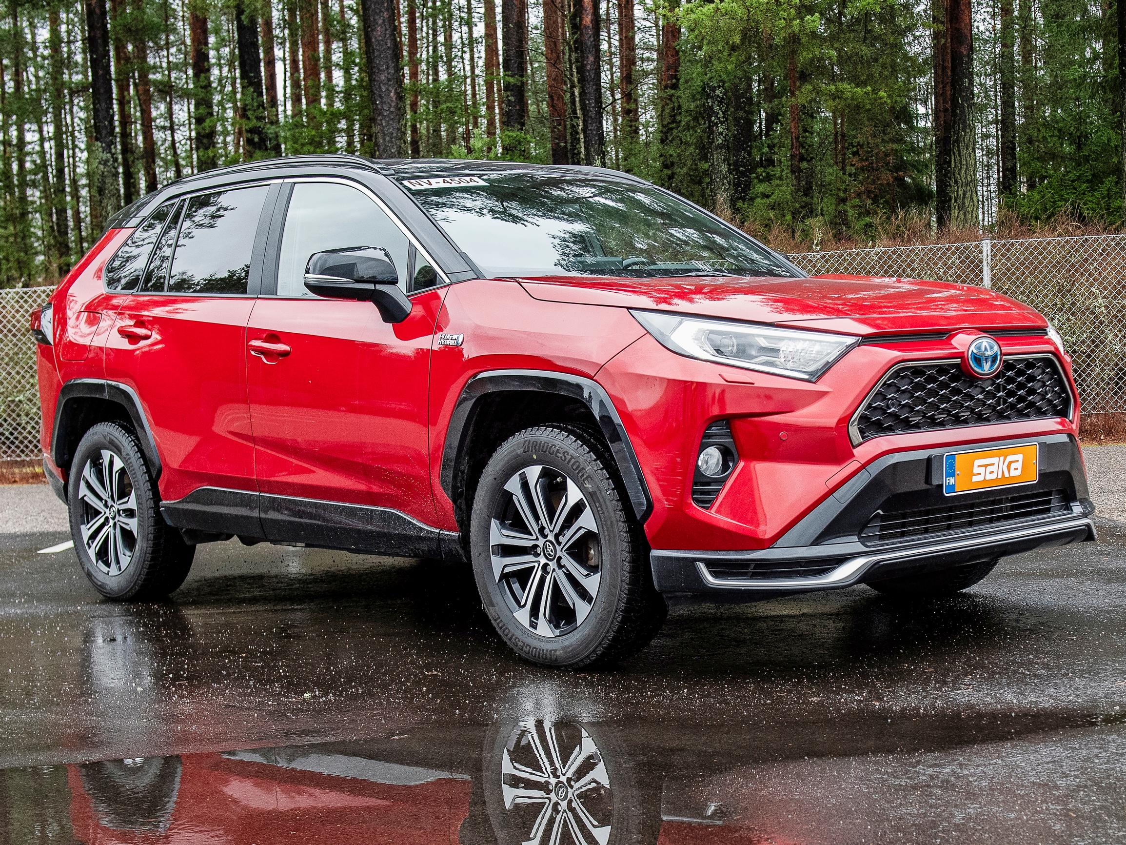 Toyota RAV4 PHEV vm. 2021 on lähes täydellinen perheauto – mutta ajotuntuma jättää kylmäksi