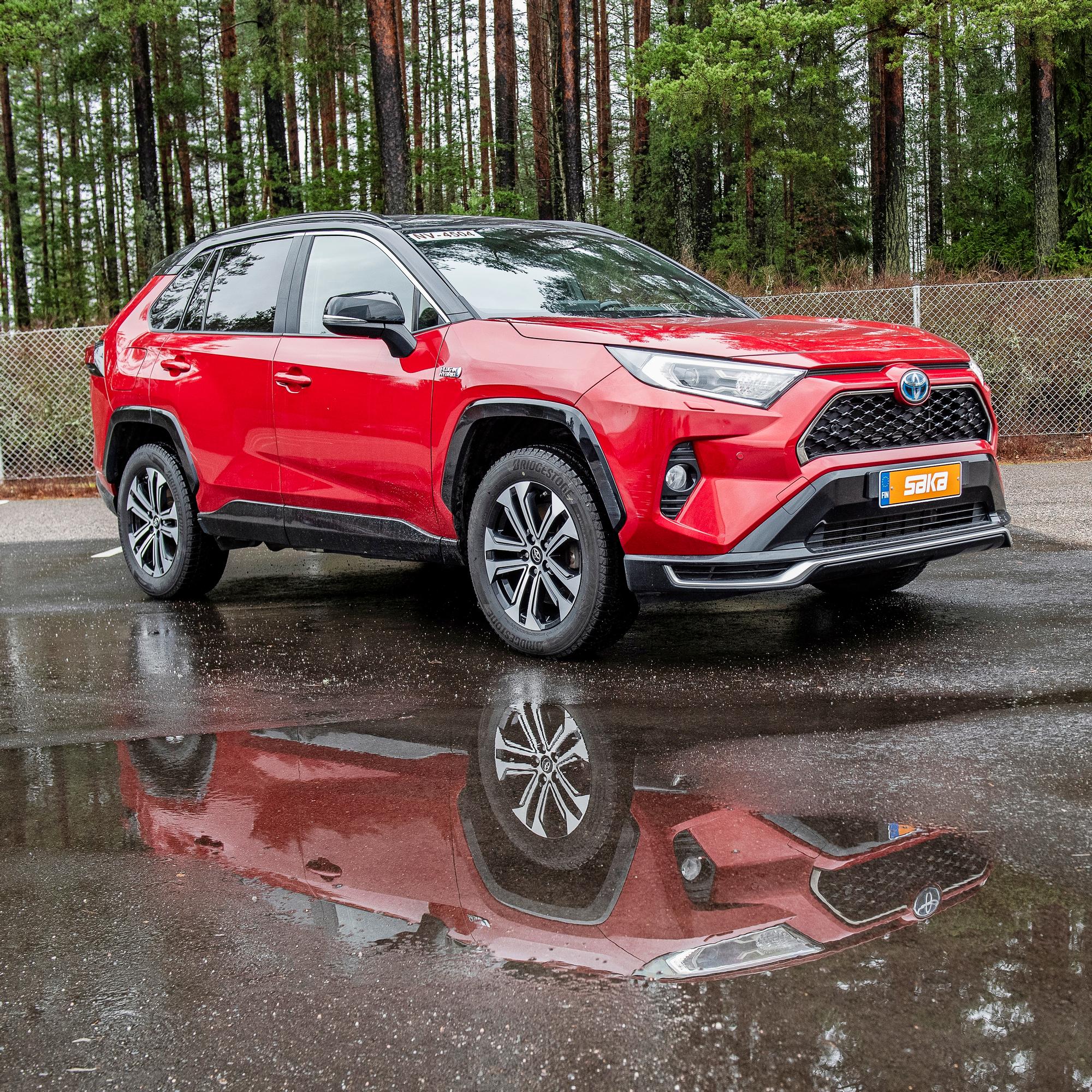 Toyota RAV4 PHEV vm. 2021 on lähes täydellinen perheauto – mutta ajotuntuma jättää kylmäksi