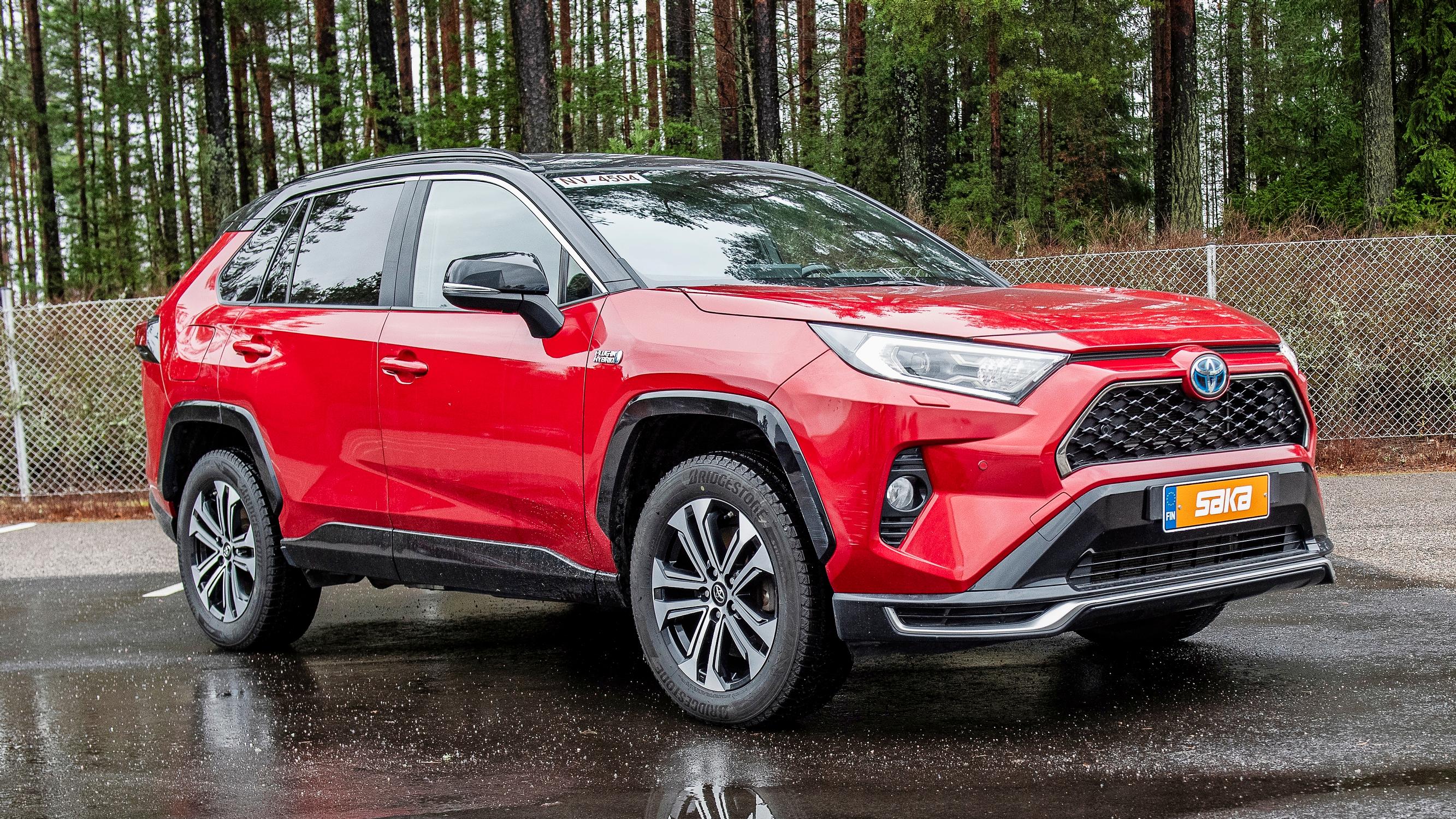 Toyota RAV4 PHEV vm. 2021 on lähes täydellinen perheauto – mutta ajotuntuma jättää kylmäksi