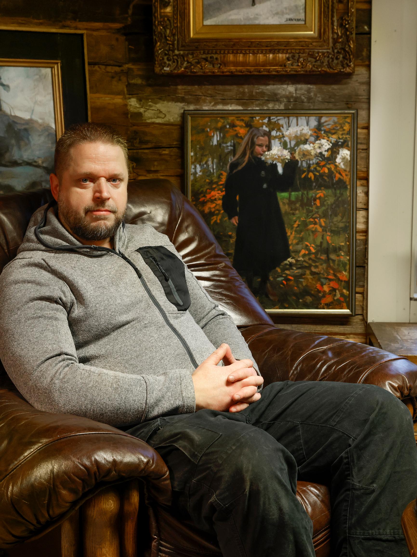 Jouko Hackzell rakensi Saarijärvelle jotain uskomatonta – Tällainen on Leijonatorni: taiteilijan ateljee ja miesluola