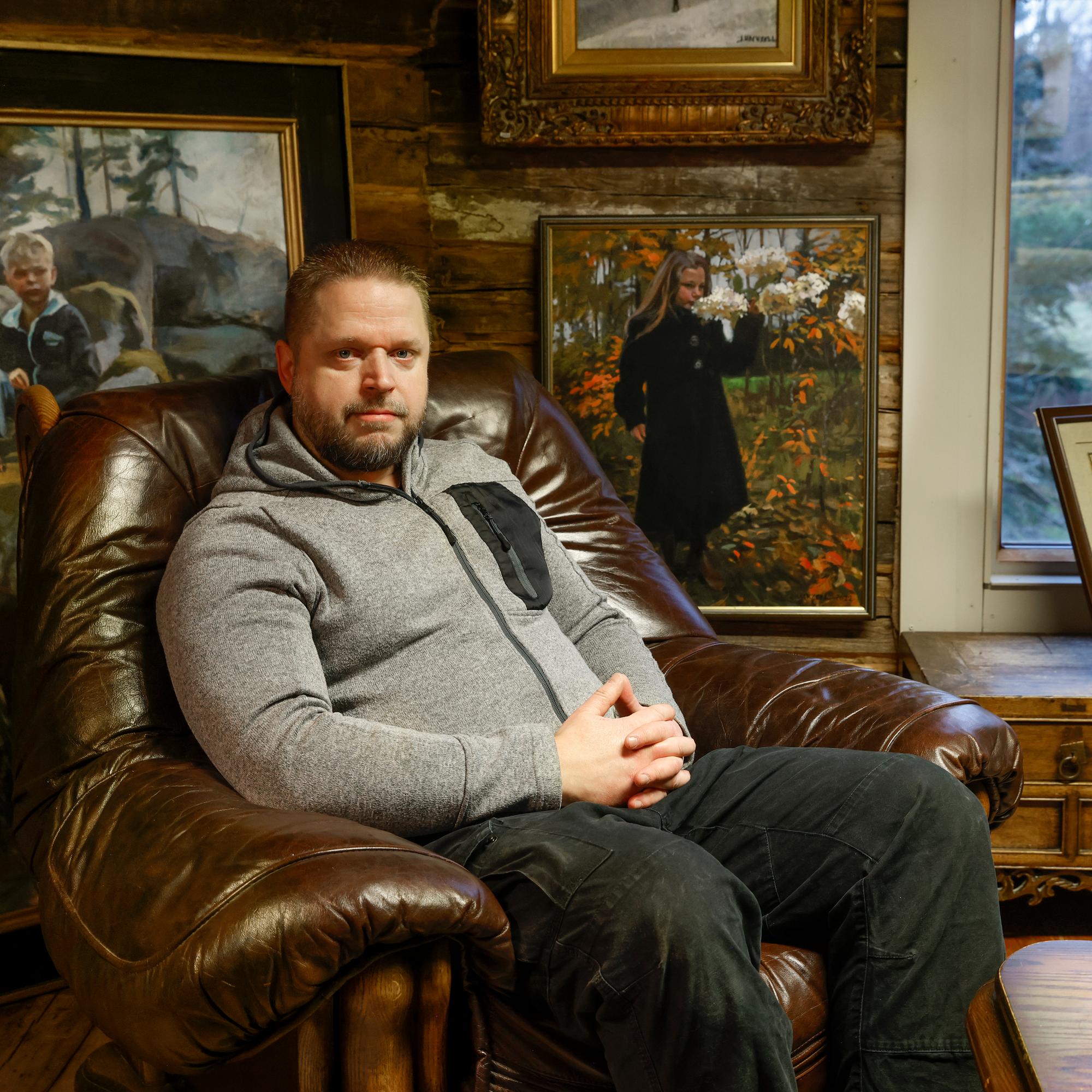 Jouko Hackzell rakensi Saarijärvelle jotain uskomatonta – Tällainen on Leijonatorni: taiteilijan ateljee ja miesluola