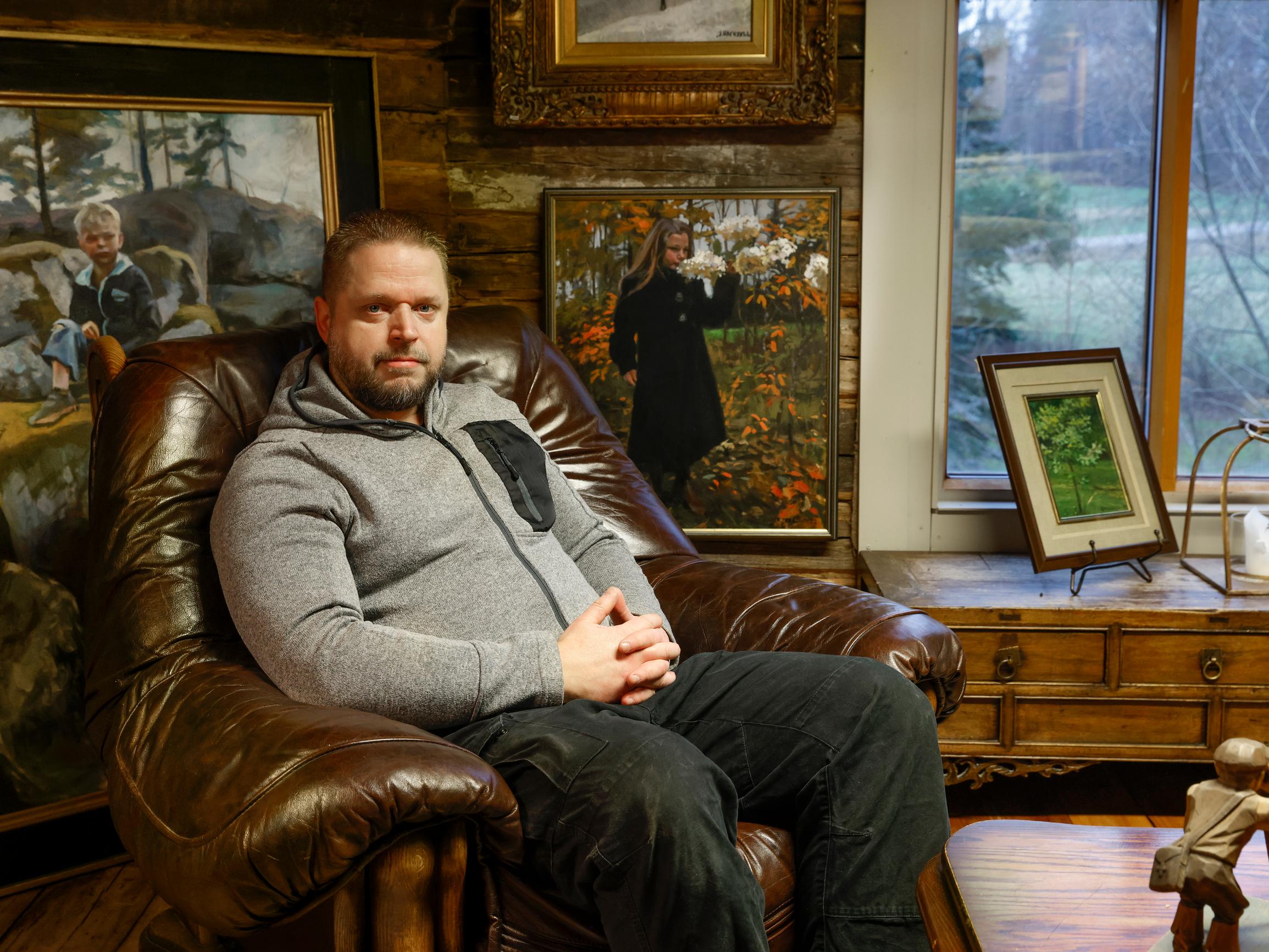 Jouko Hackzell rakensi Saarijärvelle jotain uskomatonta – Tällainen on Leijonatorni: taiteilijan ateljee ja miesluola