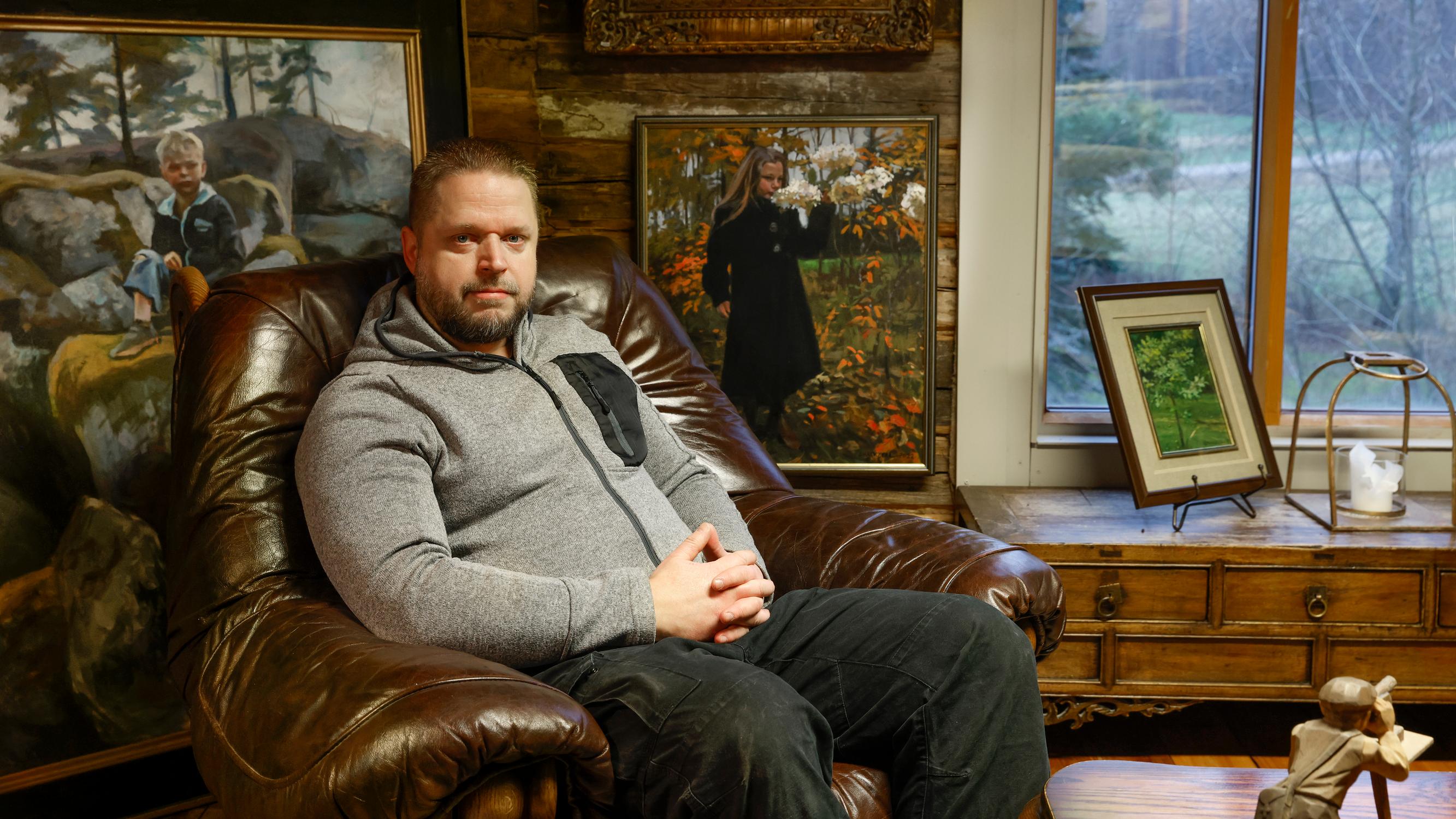 Jouko Hackzell rakensi Saarijärvelle jotain uskomatonta – Tällainen on Leijonatorni: taiteilijan ateljee ja miesluola