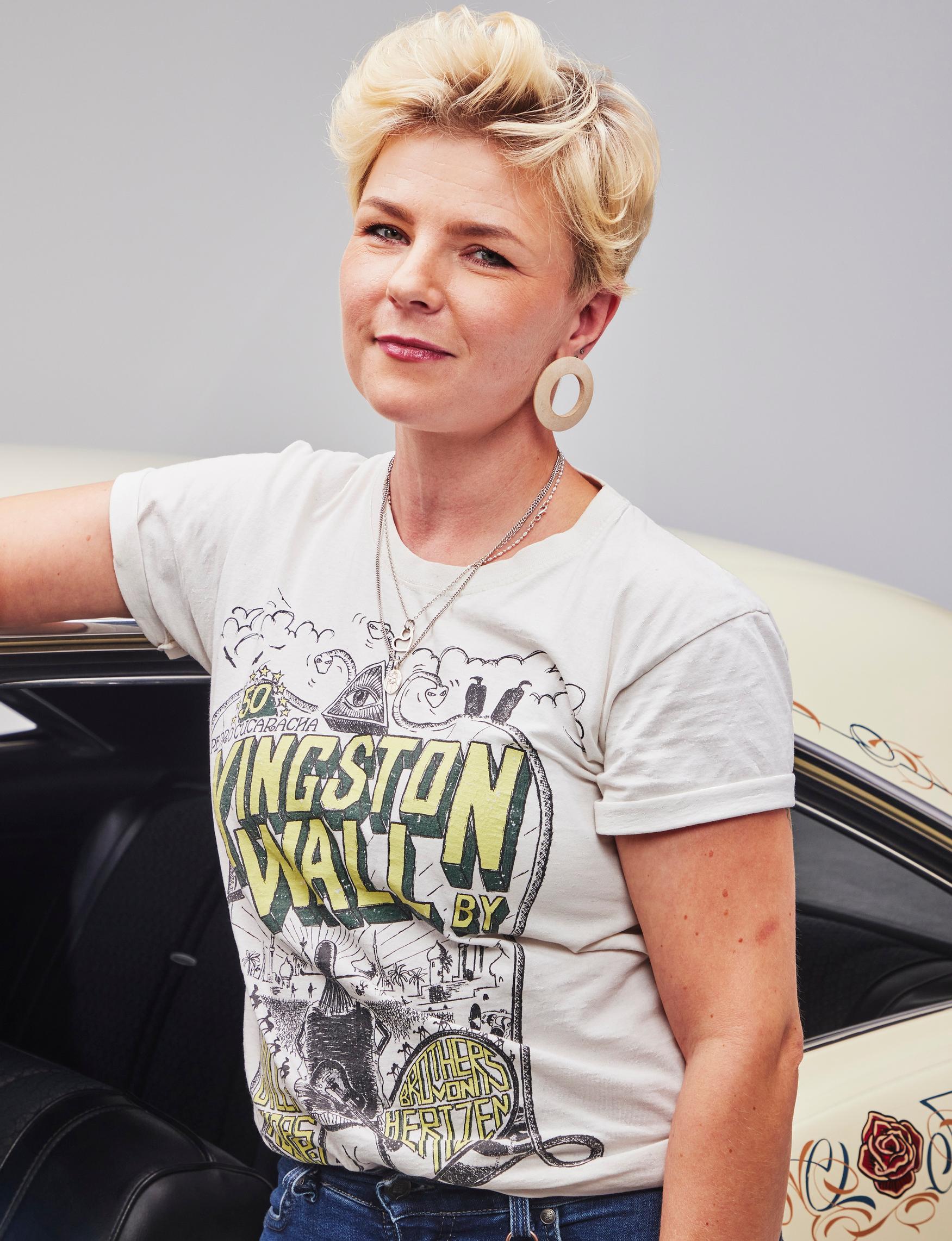 Chevrolet Impala Sport Coupé 283 vm. 1966 omistaja Satu Järvinen kokee, ettei naisia ole edelleenkään kovinkaan paljon mukana harrastekuvioissa, ainakaan omilla autoillaan.