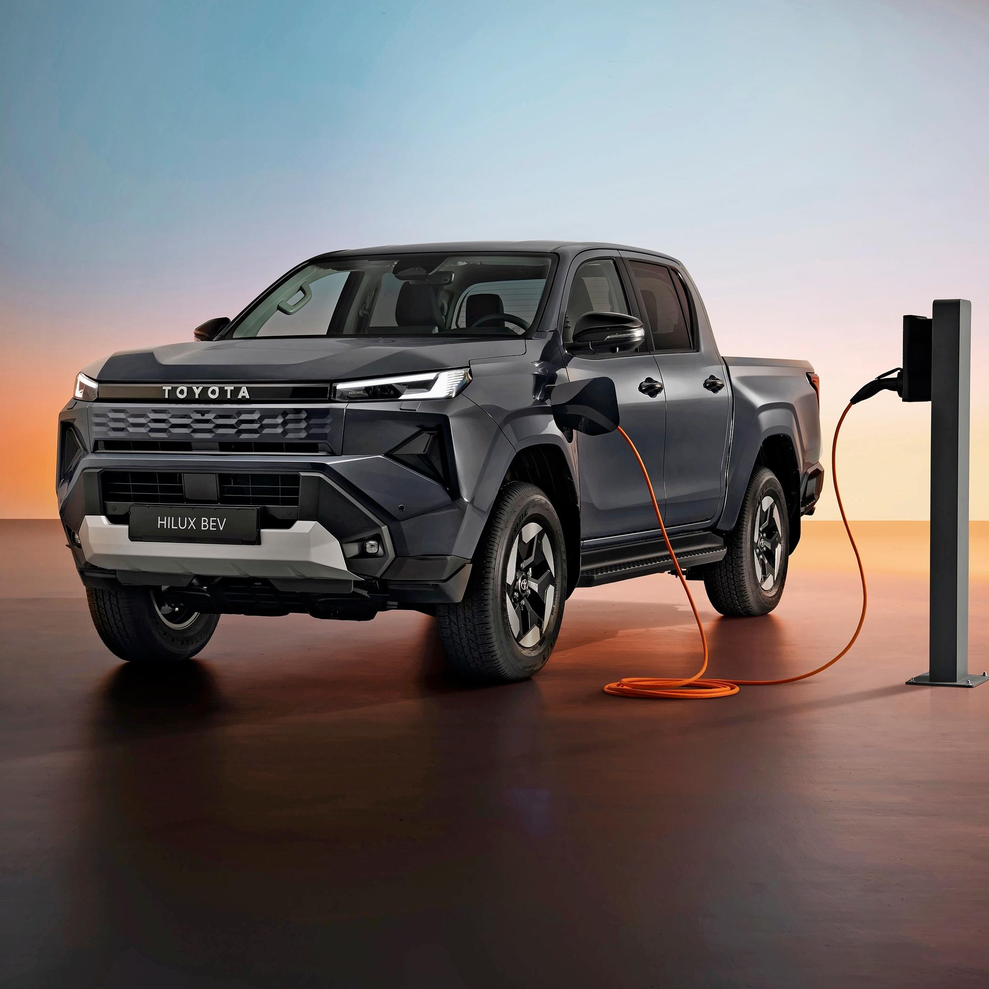 Toyota Hilux BEV sähköaikaan varoen: Uusi sukupolvi näyttää Land Cruiserilta ja kulkee vain 240 kilometriä