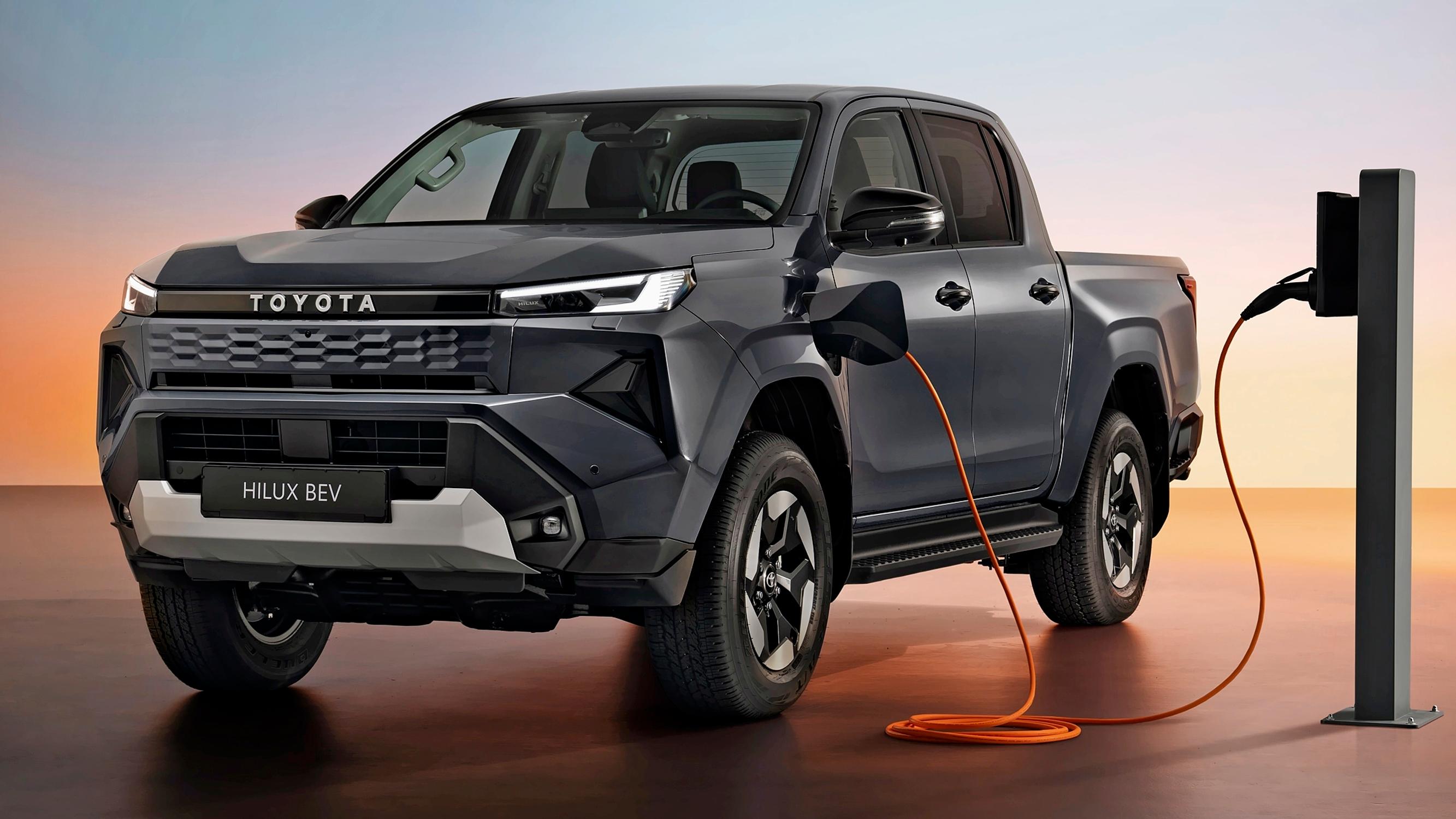Toyota Hilux BEV sähköaikaan varoen: Uusi sukupolvi näyttää Land Cruiserilta ja kulkee vain 240 kilometriä