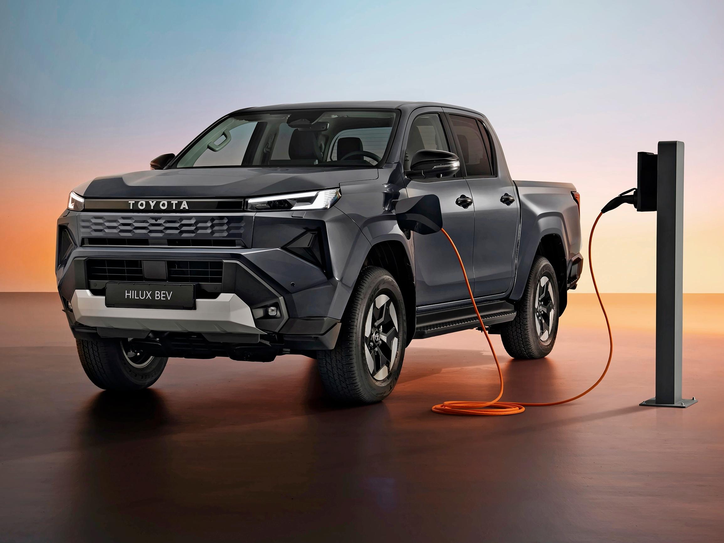 Toyota Hilux BEV sähköaikaan varoen: Uusi sukupolvi näyttää Land Cruiserilta ja kulkee vain 240 kilometriä
