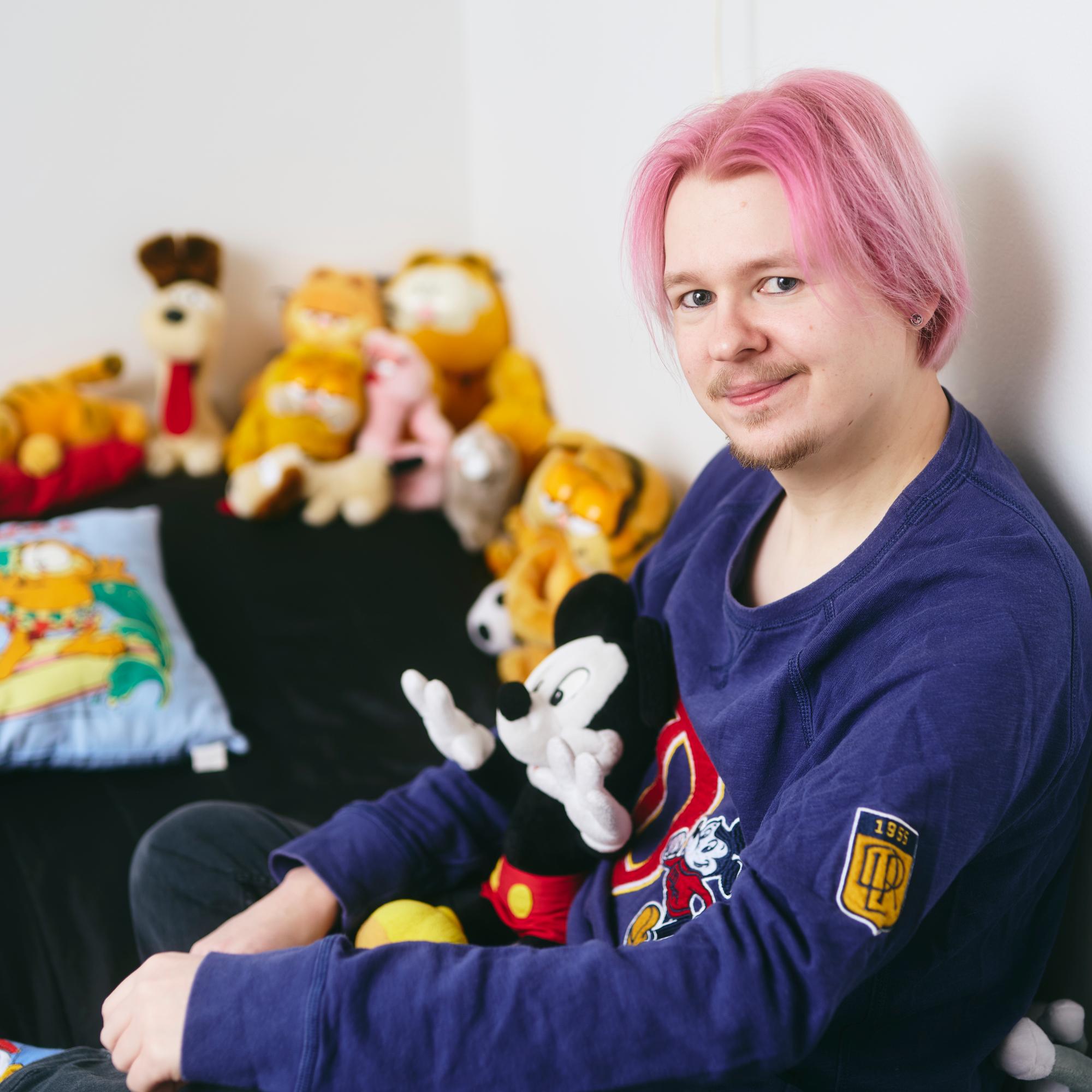 ”Mun koko koti näyttää ysärilapsen huoneelta” – Tino Jansson sai eron jälkeen lohtua, kun sai sisustaa kotinsa leluilla