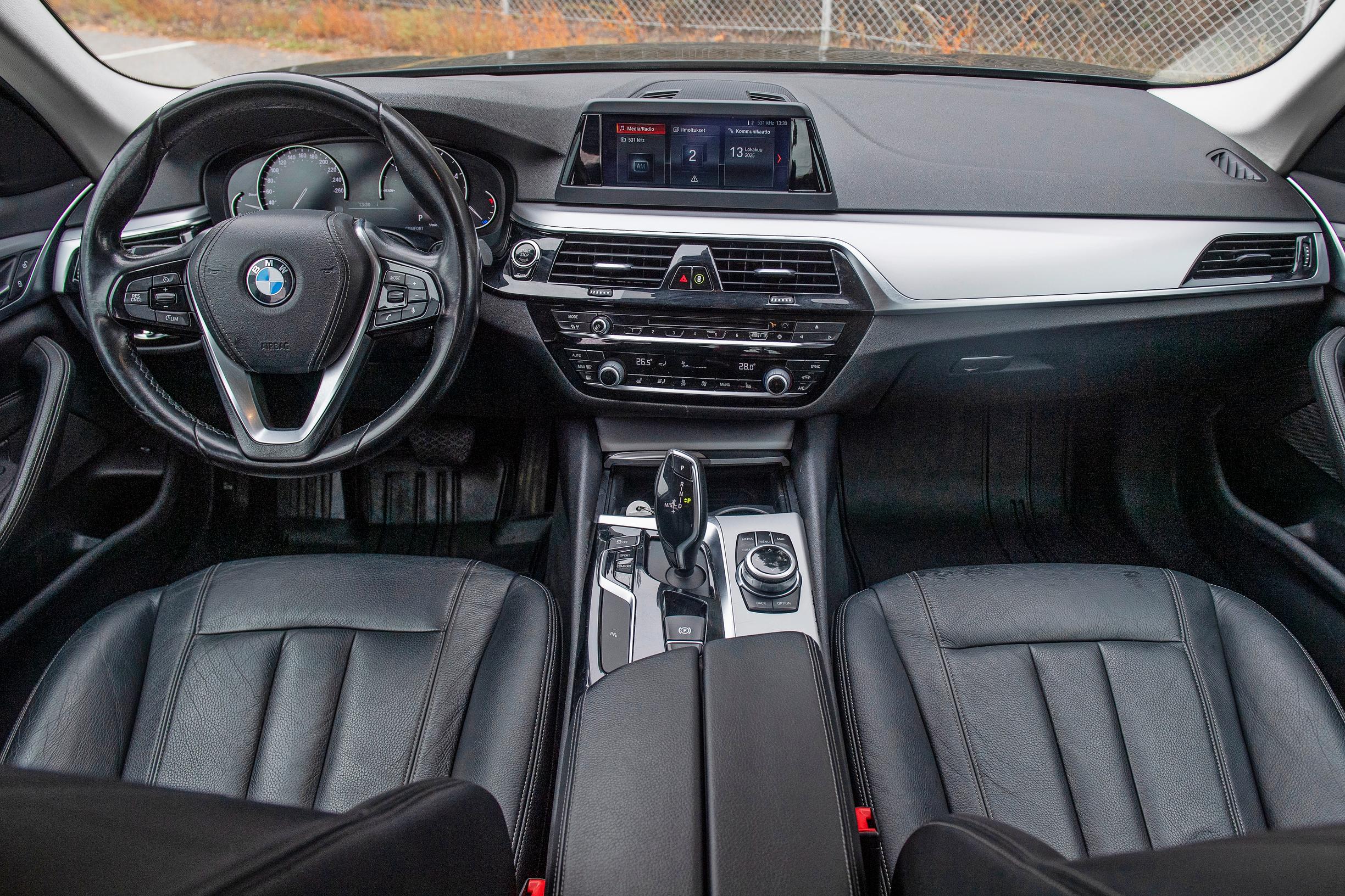Vuoden 2019 BMW 520 D:n kojelauta on tyylikäs ja toiminnallinen. 
