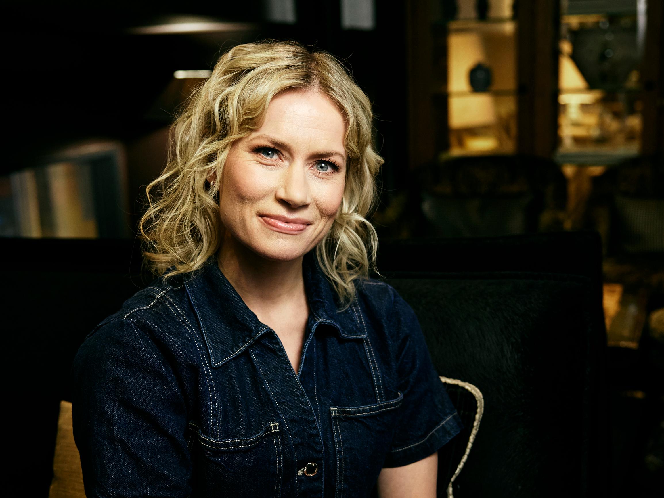 Näin vanhemmat saivat Minka Kuustosen lukemaan kirjoja teini-iässä – näyttelee nyt Iina-siskon kanssa hittidekkariin perustuvassa sarjassa