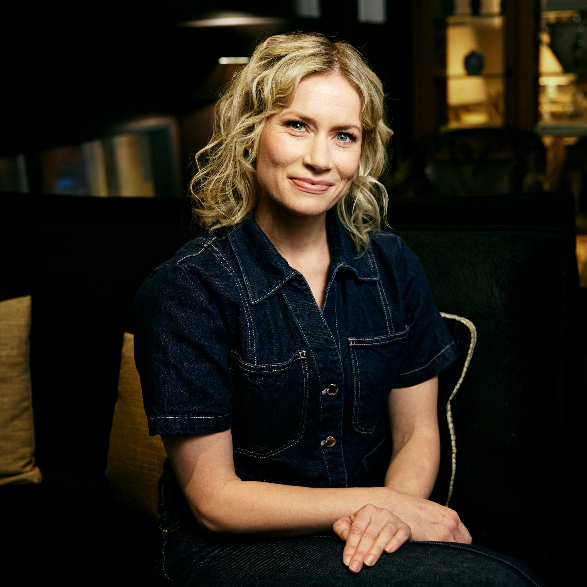 Näin vanhemmat saivat Minka Kuustosen lukemaan kirjoja teini-iässä – näyttelee nyt Iina-siskon kanssa hittidekkariin perustuvassa sarjassa