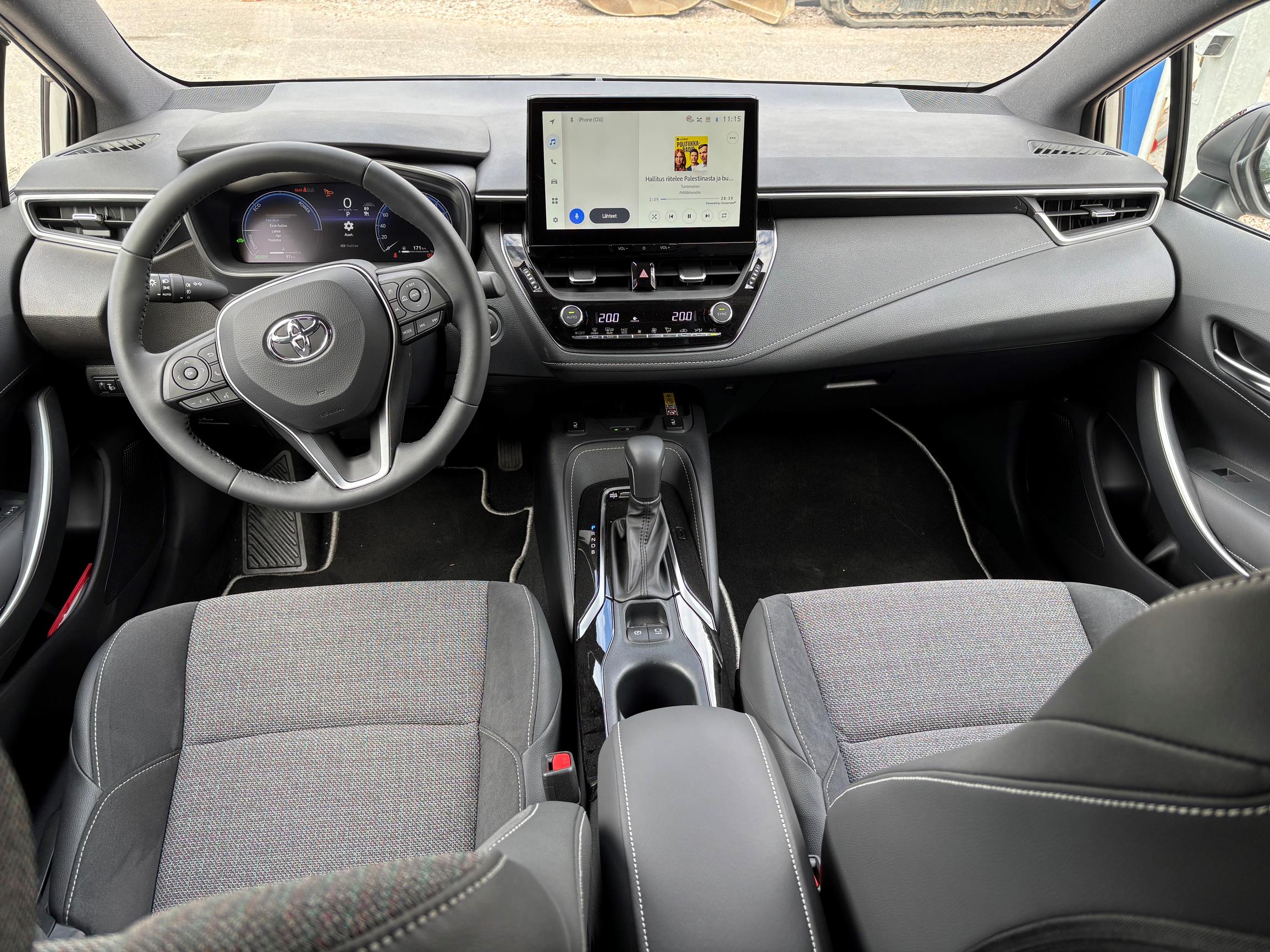 Toyota Corolla Touring Sportsissa on vanhan liiton ohjaamoergonomiaa parhaasta päästä: ei tunnottomia hipaisunäppäimiä tai liukukytkimiä. Perustason tietoviihdenäyttö riittänee useimmille.