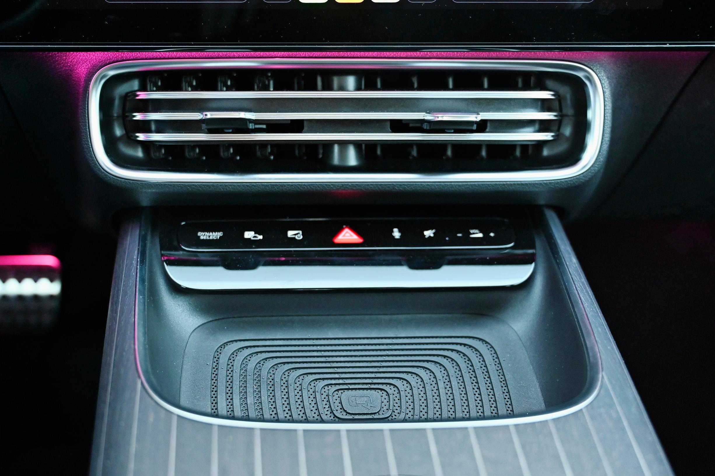 Mercedes-Benz CLA 250+ AMG Line ohjaamossa kännykän langaton latausalusta sijaitsee hyvällä paikalla.