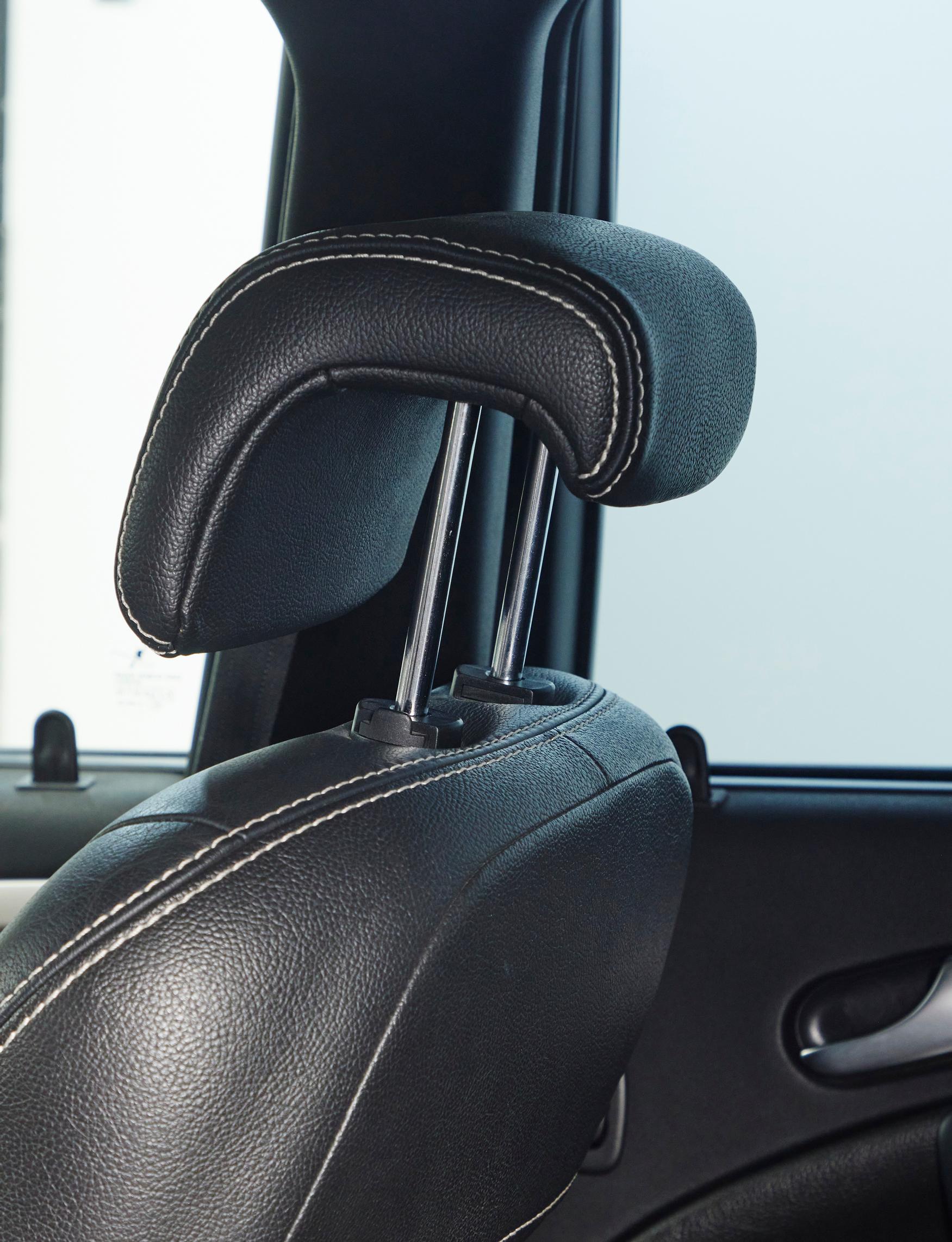 Saab 9-5:n istuimen niskatuki. Auton muotoilussa skandinaavinen funktionalismi kohtaa siron tyylikkyyden.