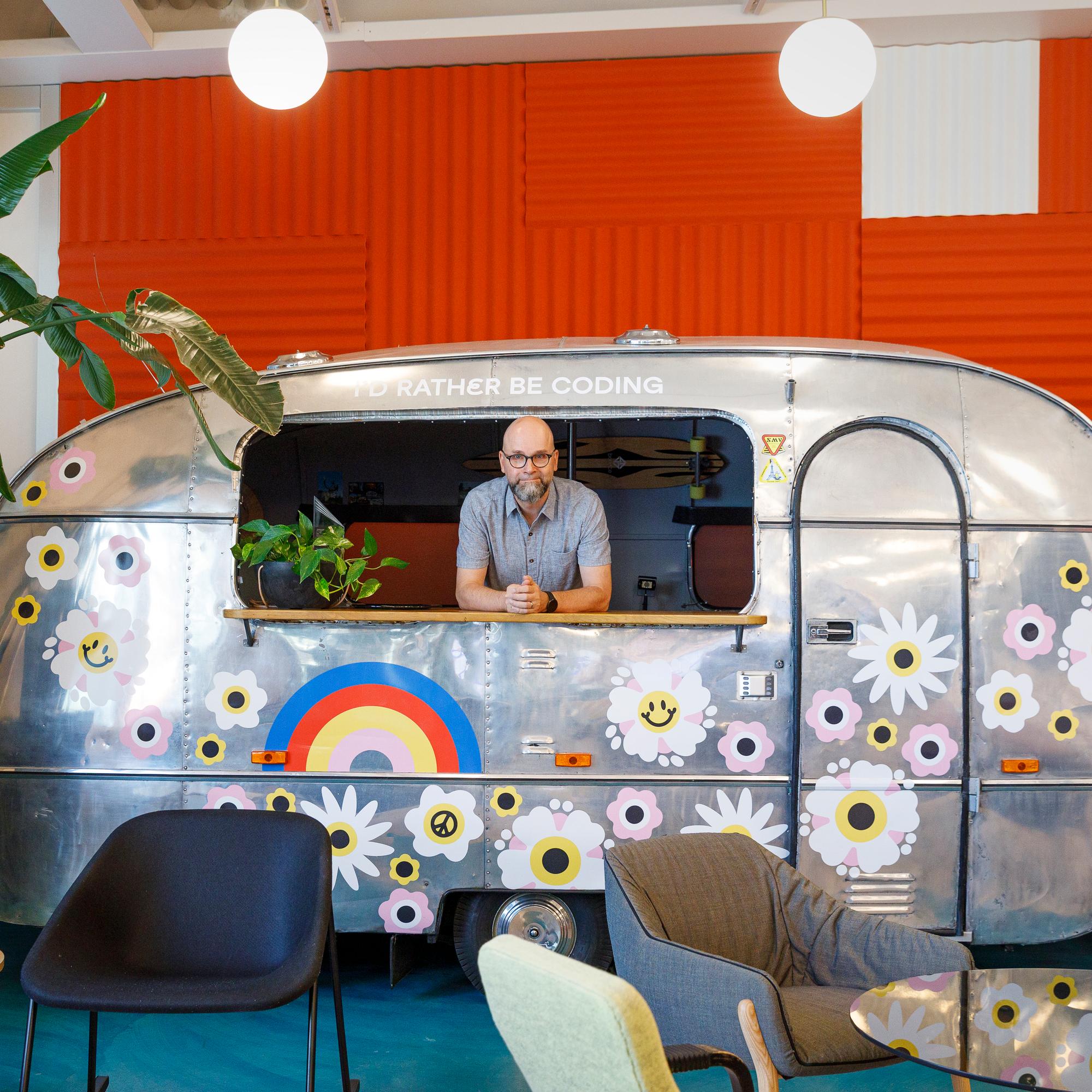 Jyrki Alminoja päästi uuteen työhön, jossa on monen ikäistä väkeä – ”Työkaveri kertoi syntyneensä samana vuonna kun sain ensimmäisen työpaikkani”