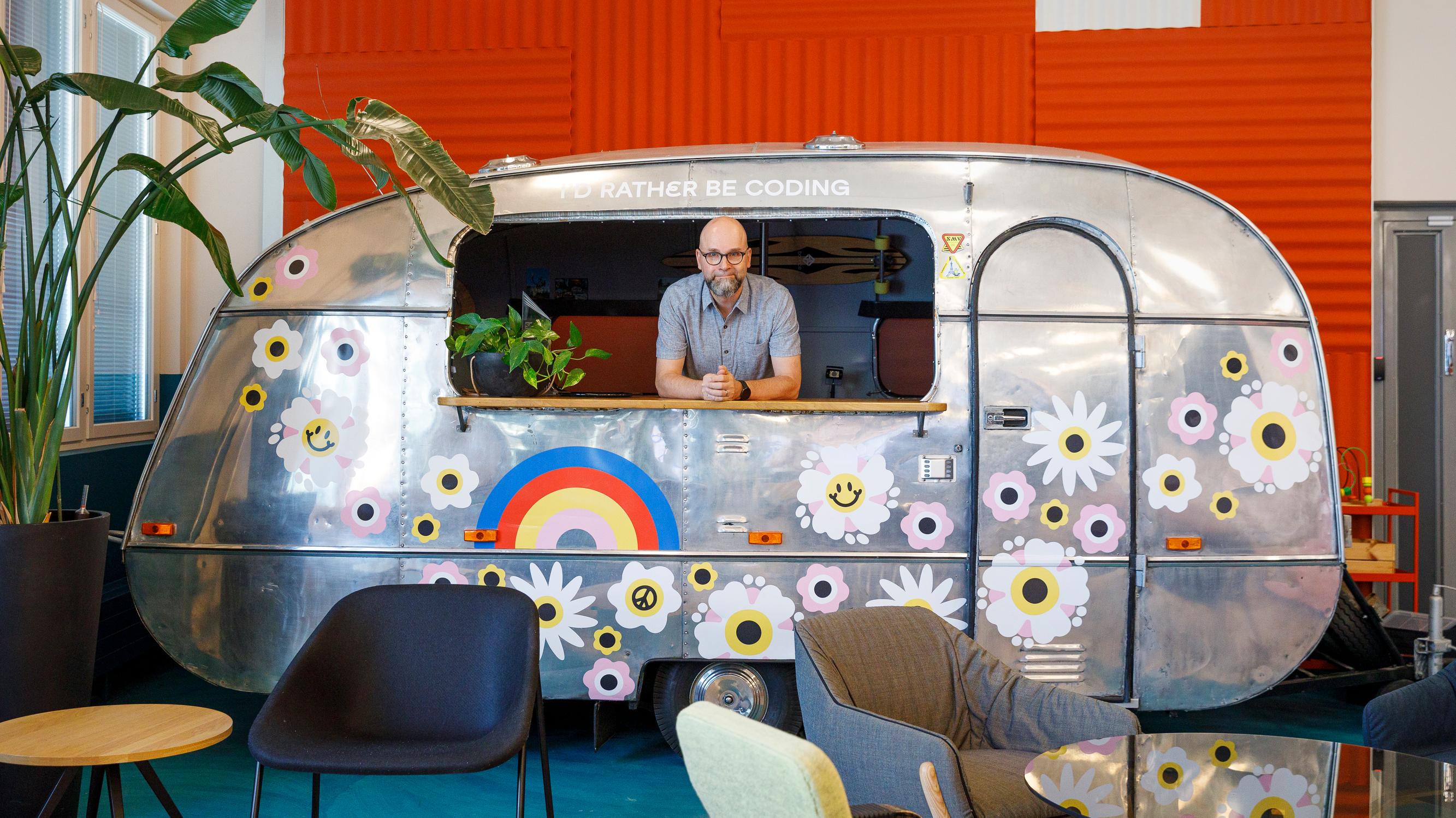 Jyrki Alminoja päästi uuteen työhön, jossa on monen ikäistä väkeä – ”Työkaveri kertoi syntyneensä samana vuonna kun sain ensimmäisen työpaikkani”