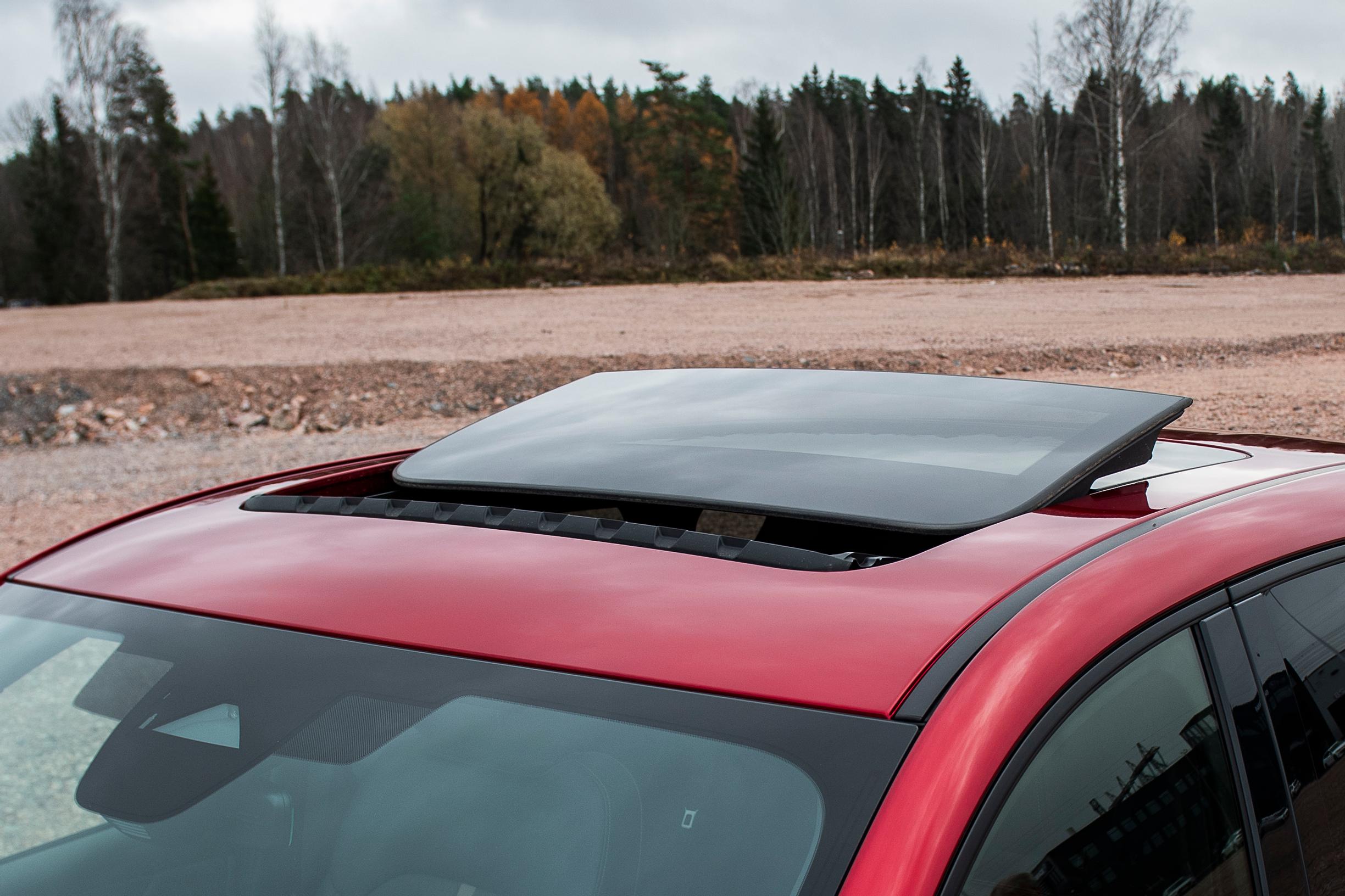 Mazda CX-60:n kattoluukkua voi käyttää myös talvella. Kun sen avaa, matkustamon kosteusprosentti laskee nopeasti, ja ikkunoista näkee taas ulos.