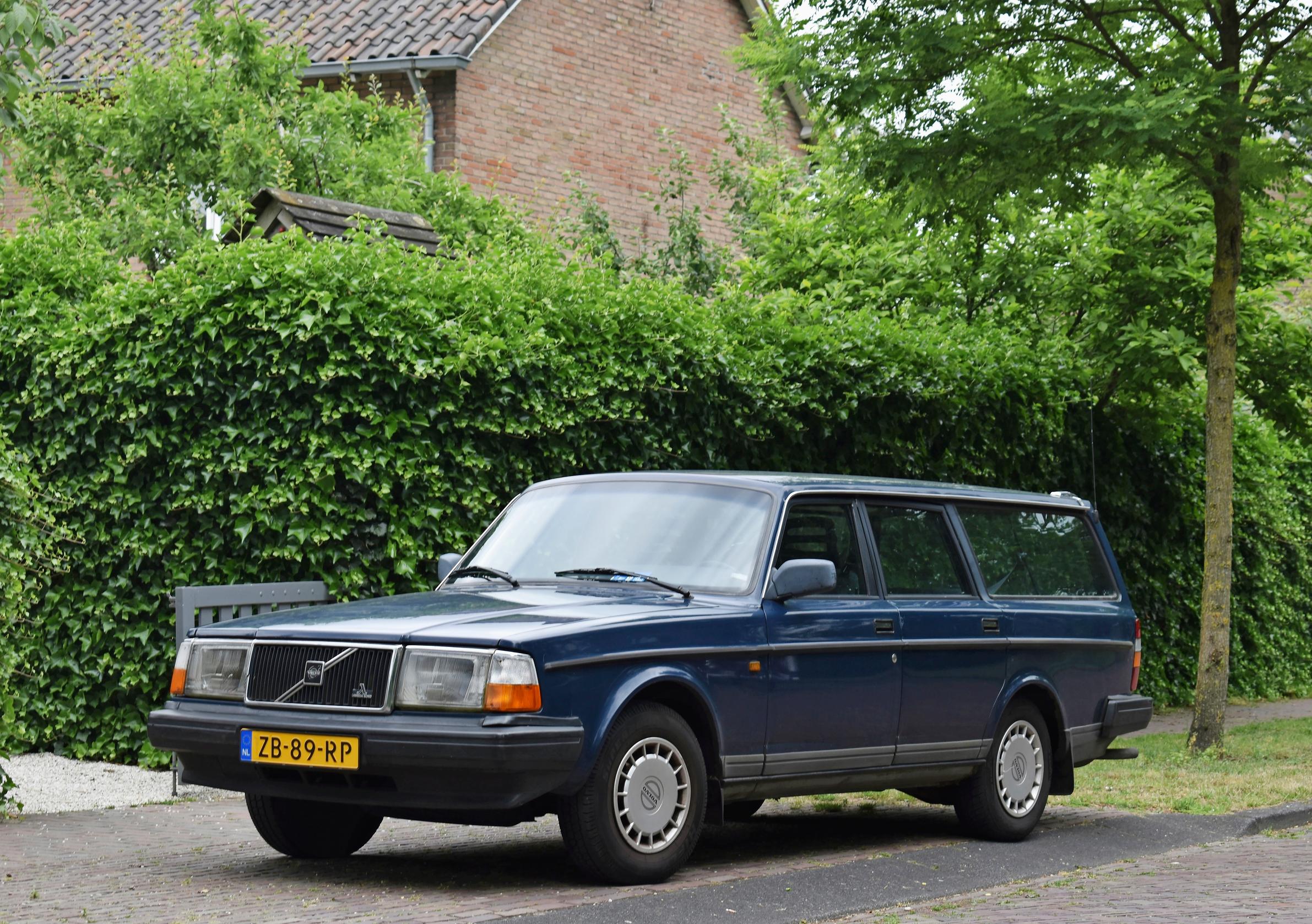 Volvo 240 on kaikkien kartanoautojen äiti ja isä, joka ei juuri esittelyjä kaipaa.