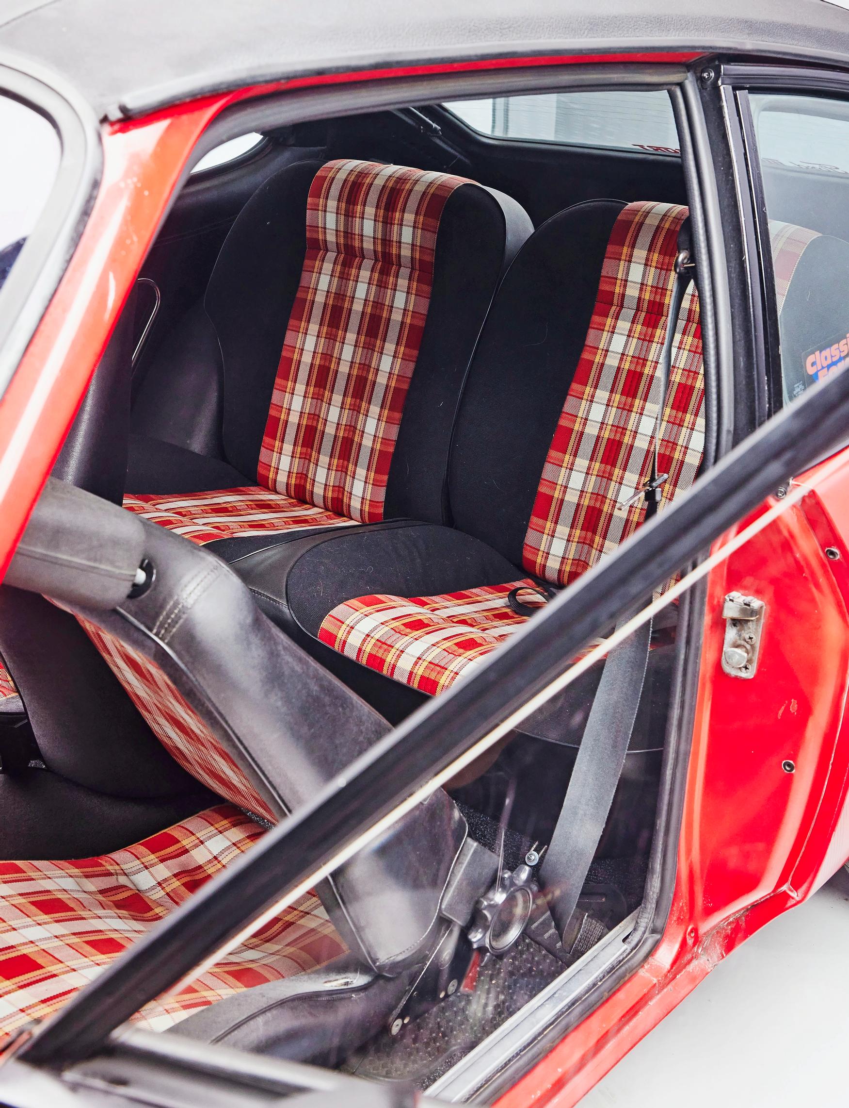 Ahtaalle takapenkille käydään kippipenkin takaa: paikkoja on 2+2.