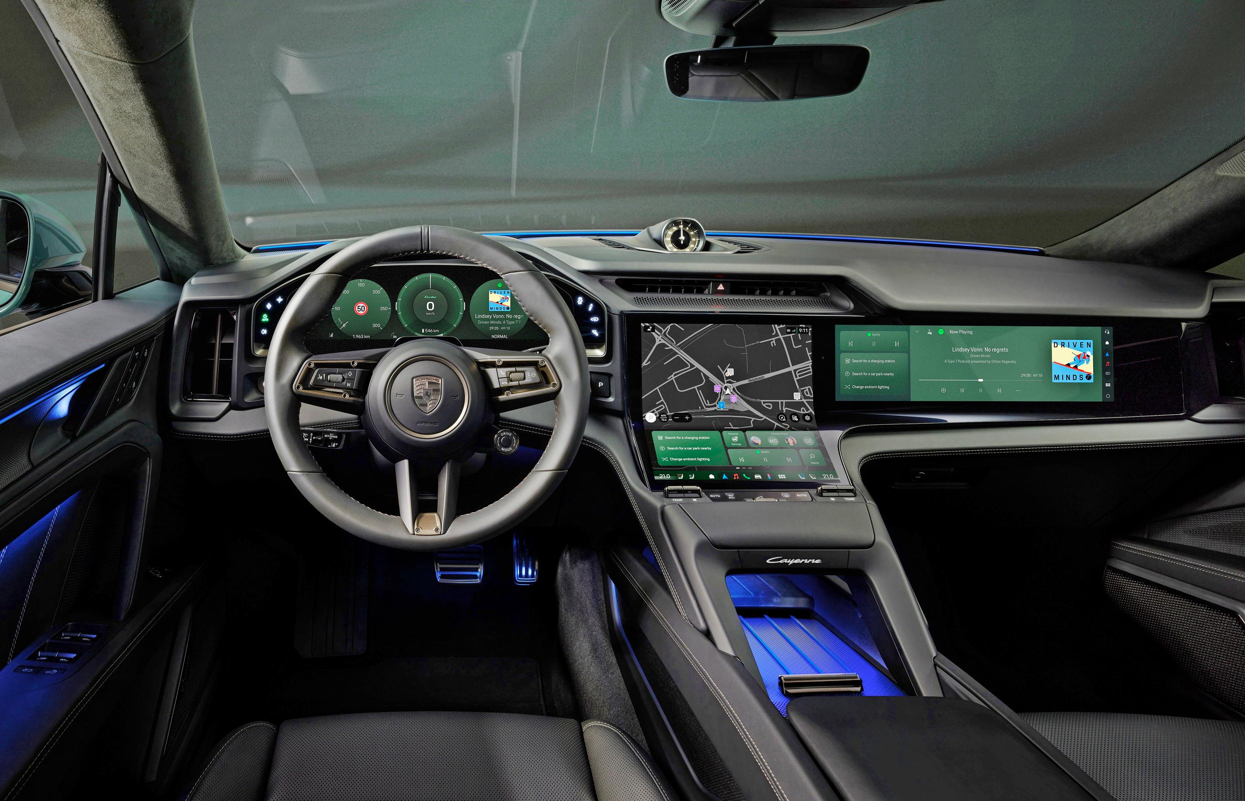 Porsche Cayenne Electricin ohjaamo lähikuvassa: Ratti ja materiaalit viittaavat Porscheen, mutta näyttöjä on enemmän kuin koskaan aikaisemmin – koko kojelaudan leveydeltä.