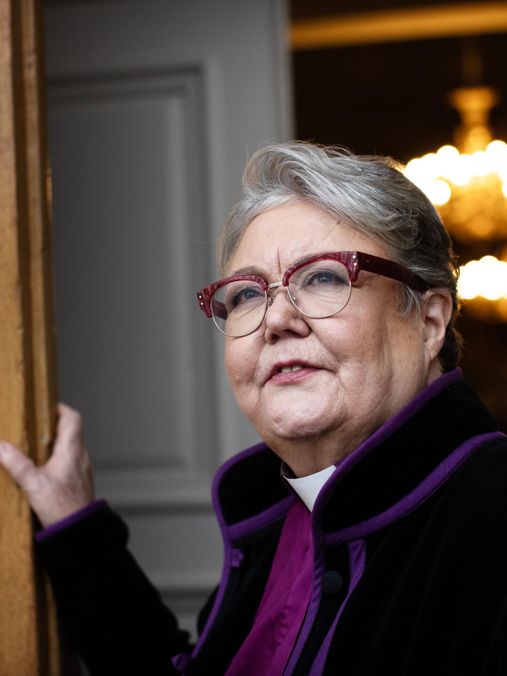 Irja Askola kertoo, miten naispappeuden hyväksyminen ravisteli Suomea: “Naiset uhkasivat järjestystä ja miesten asemaa kirkossa – niin kuin he totisesti ovat tehneetkin”