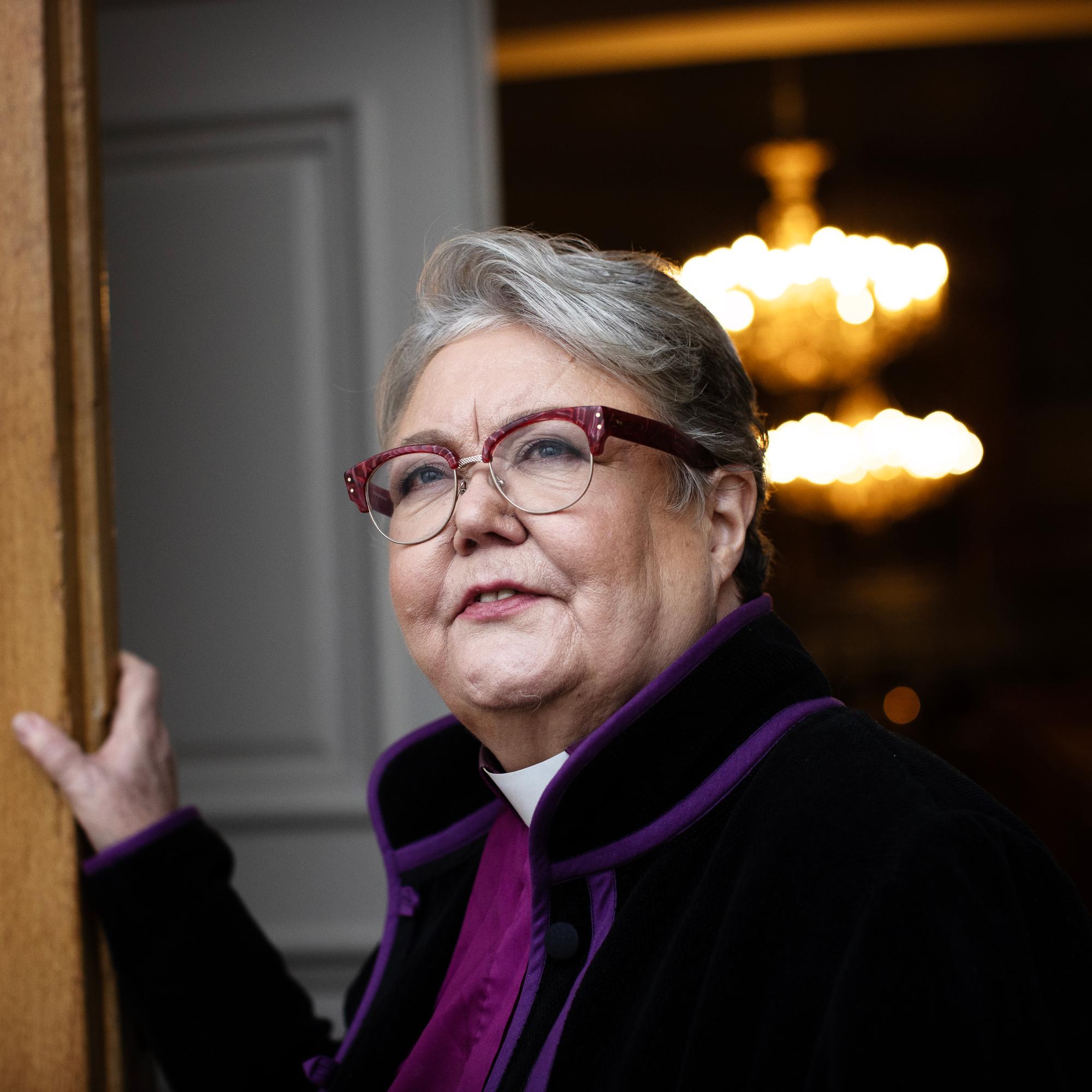 Irja Askola kertoo, miten naispappeuden hyväksyminen ravisteli Suomea: “Naiset uhkasivat järjestystä ja miesten asemaa kirkossa – niin kuin he totisesti ovat tehneetkin”