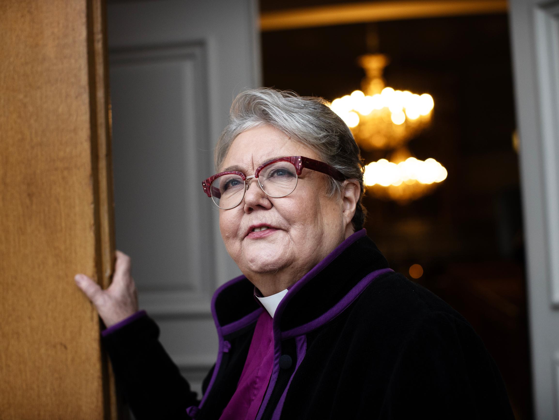 Irja Askola kertoo, miten naispappeuden hyväksyminen ravisteli Suomea: “Naiset uhkasivat järjestystä ja miesten asemaa kirkossa – niin kuin he totisesti ovat tehneetkin”