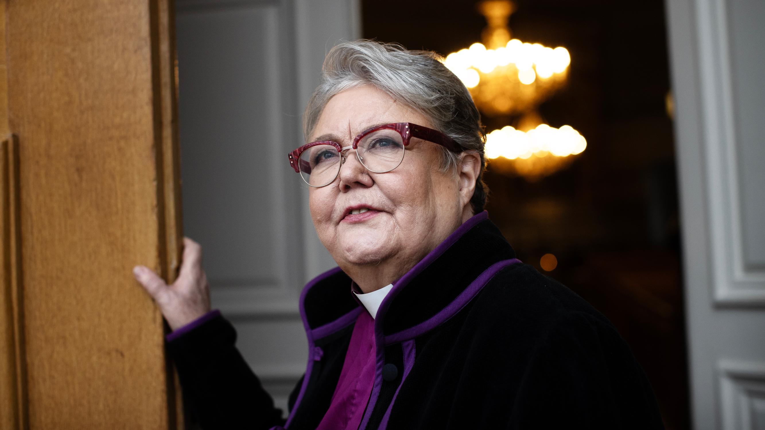 Irja Askola kertoo, miten naispappeuden hyväksyminen ravisteli Suomea: “Naiset uhkasivat järjestystä ja miesten asemaa kirkossa – niin kuin he totisesti ovat tehneetkin”