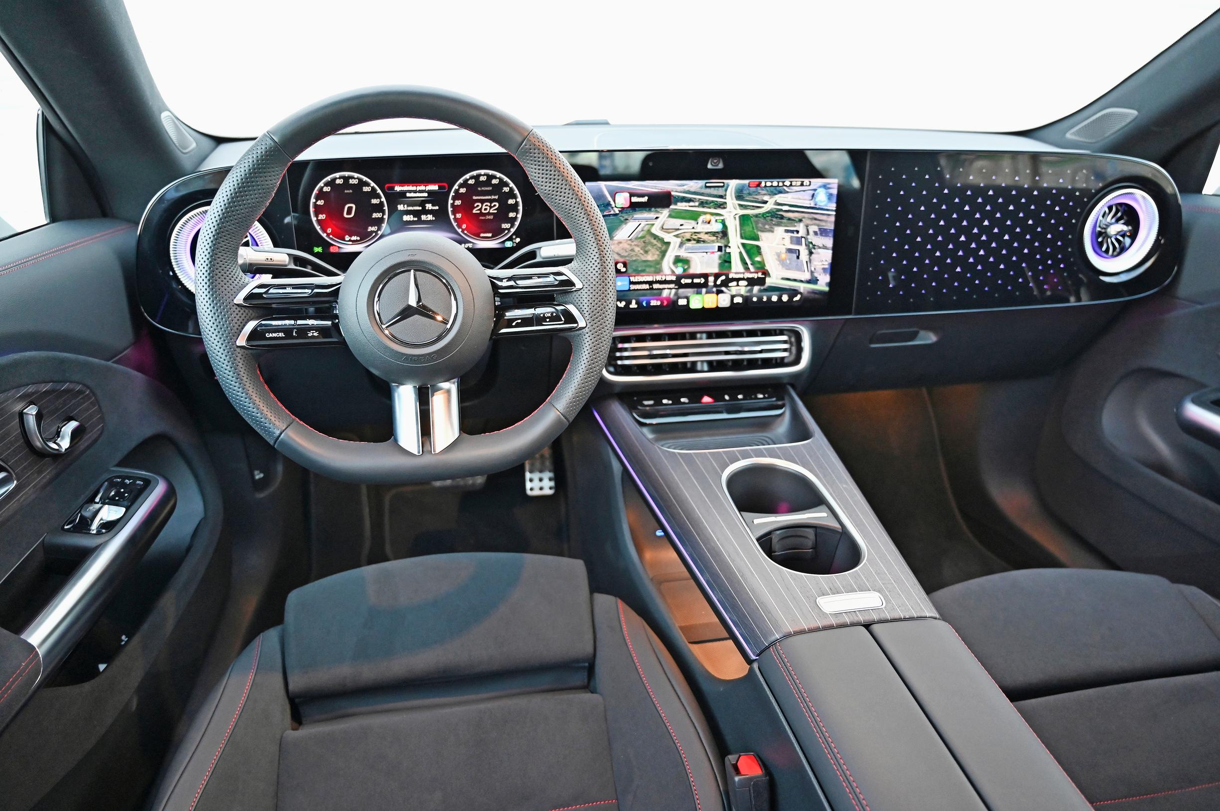 Mercedes-Benz CLA 250+ AMG Linen sporttisempi ohjauspyörä tulee AMG Line -paketin mukana. Liukusäätimet vaativat totuttelua.  Kojelaudan oikeaa laitaa koristavat hieman kitchiltä näyttävät tähtöset.  Keskikonsolista on siivottu painikkeet pois, mukitelineet ovat onneksi saaneet jäädä.