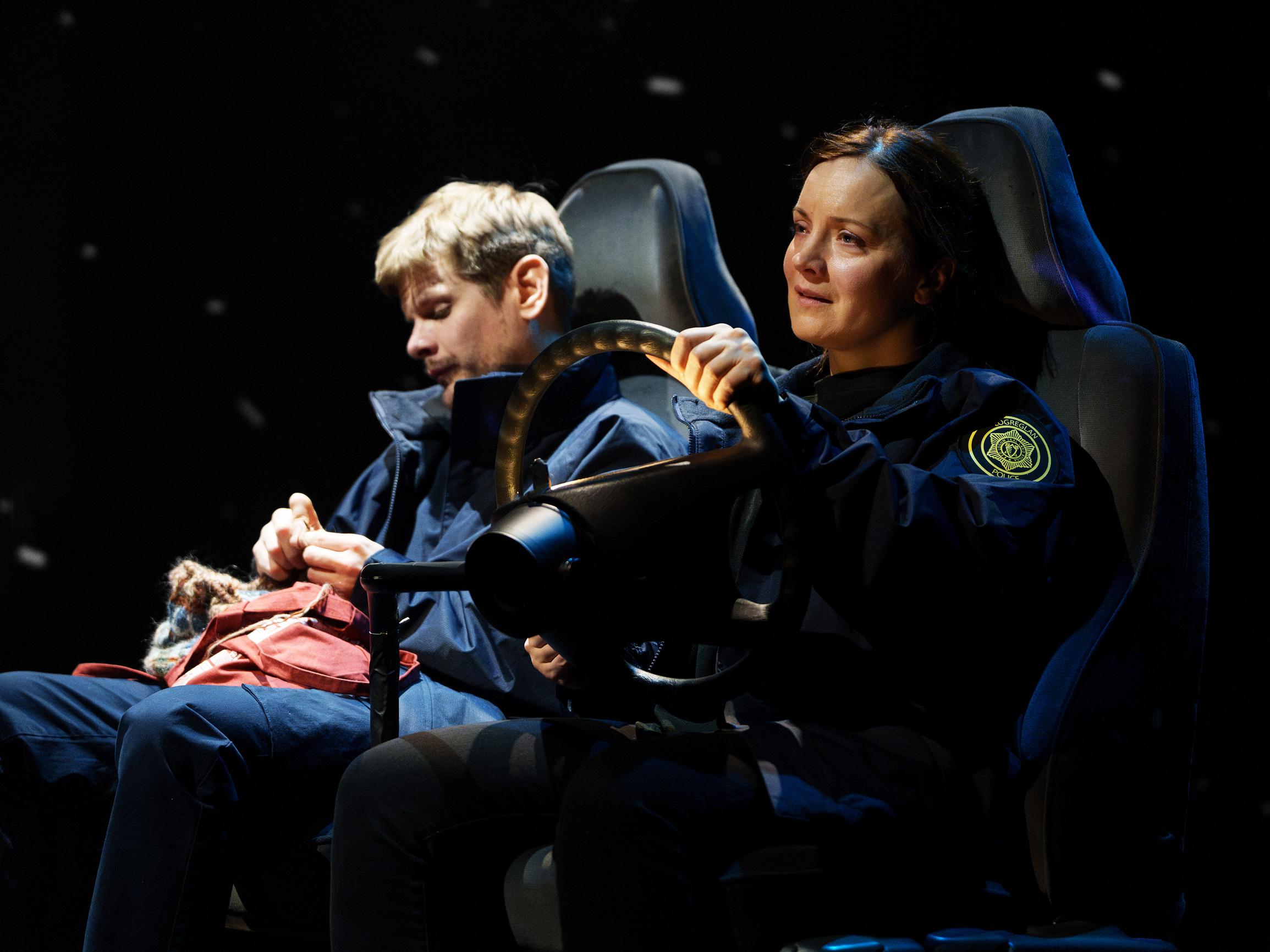 Hildur – Arena-näyttämö muuttuu vaikuttavasti Islanniksi menestyskirjalle uskollisessa näytelmässä