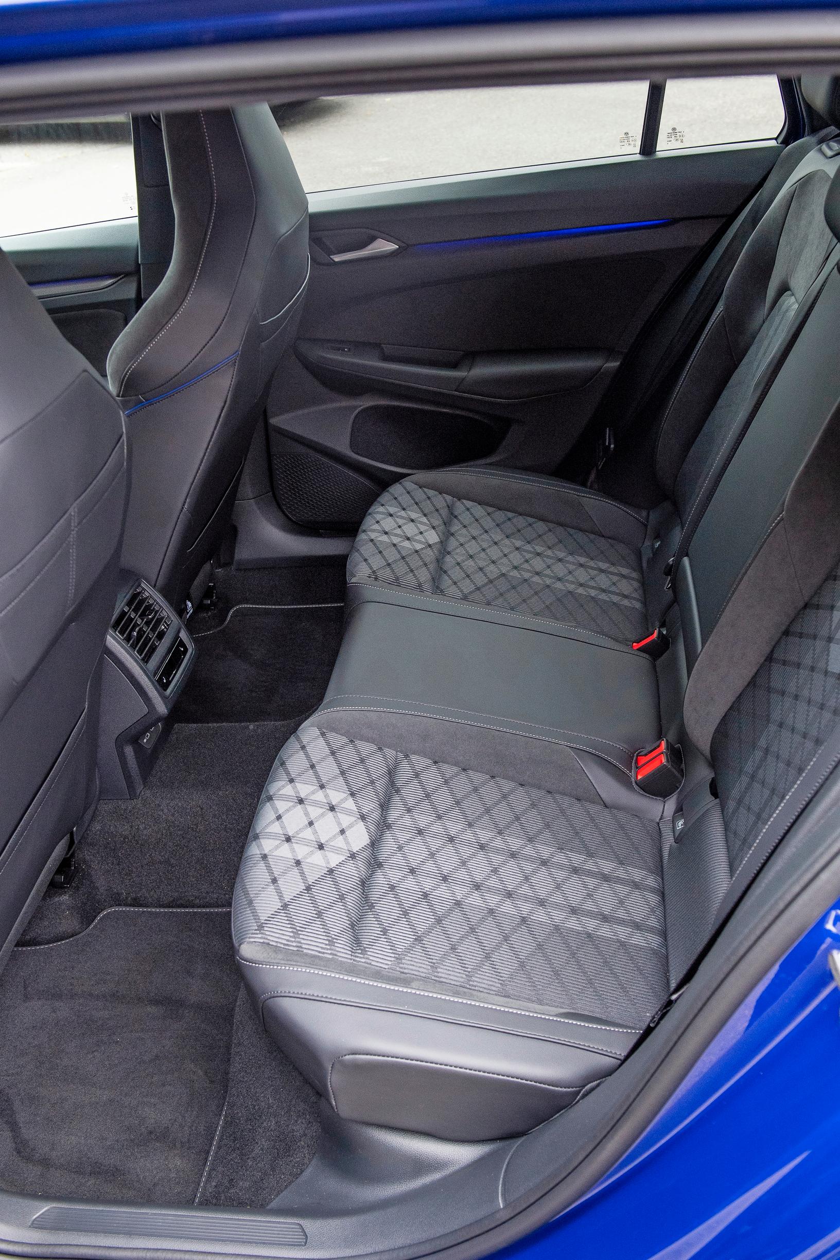  Golf Variant R-Linen takana on riittävästi tilaa, jos etuistuimia ei ole säädetty tappiin saakka.