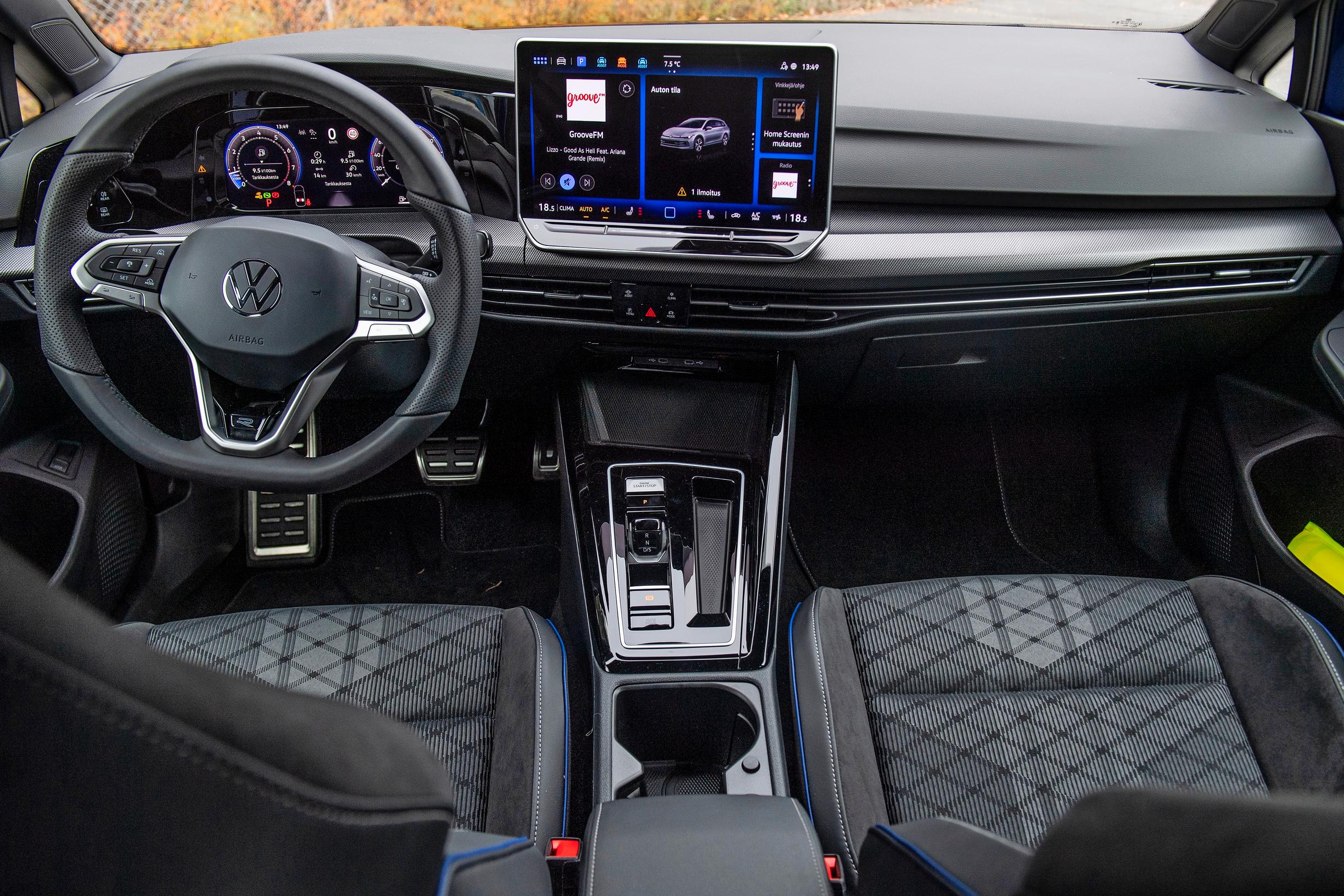  Golf Variant R-Linen kojelaudassa on sopiva sekoitus perinteisiä kytkimiä ja hipaisutoimintoja.