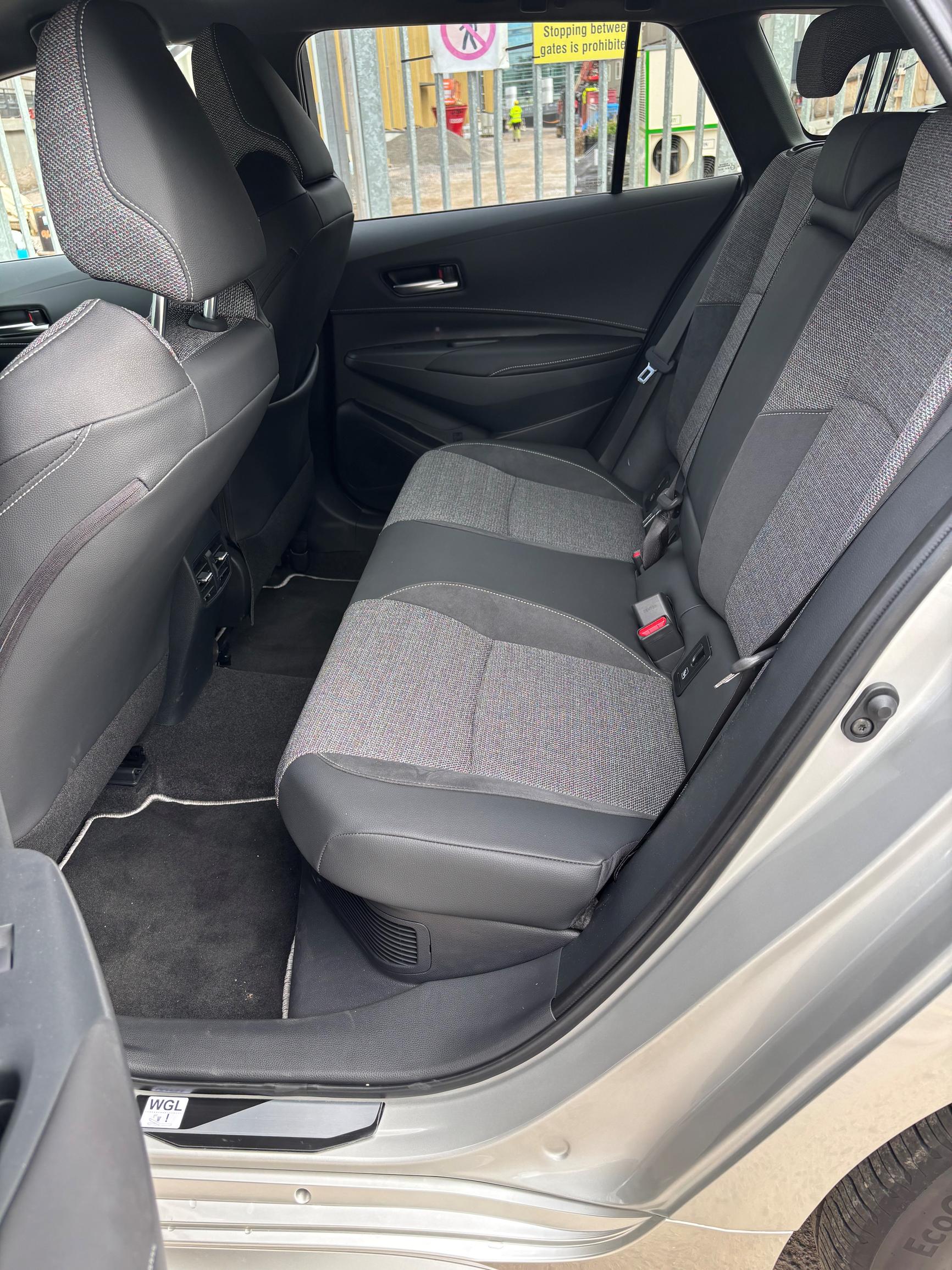 Toyota Corolla Touring Sportsin neutraalisti topatuissa penkeissä on manuaalisäädöt. Takana on ahtaampaa, mutta jälkikasvu tuskin näistä tiloista kehtaa motkottaa.