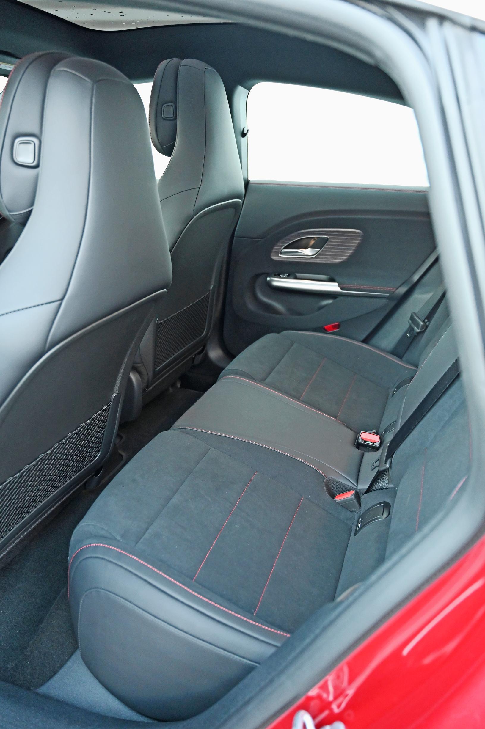 Mercedes-Benz CLA 250+ AMG Linen takana tulee nopeasti ahdasta polvitilojen suhteen.