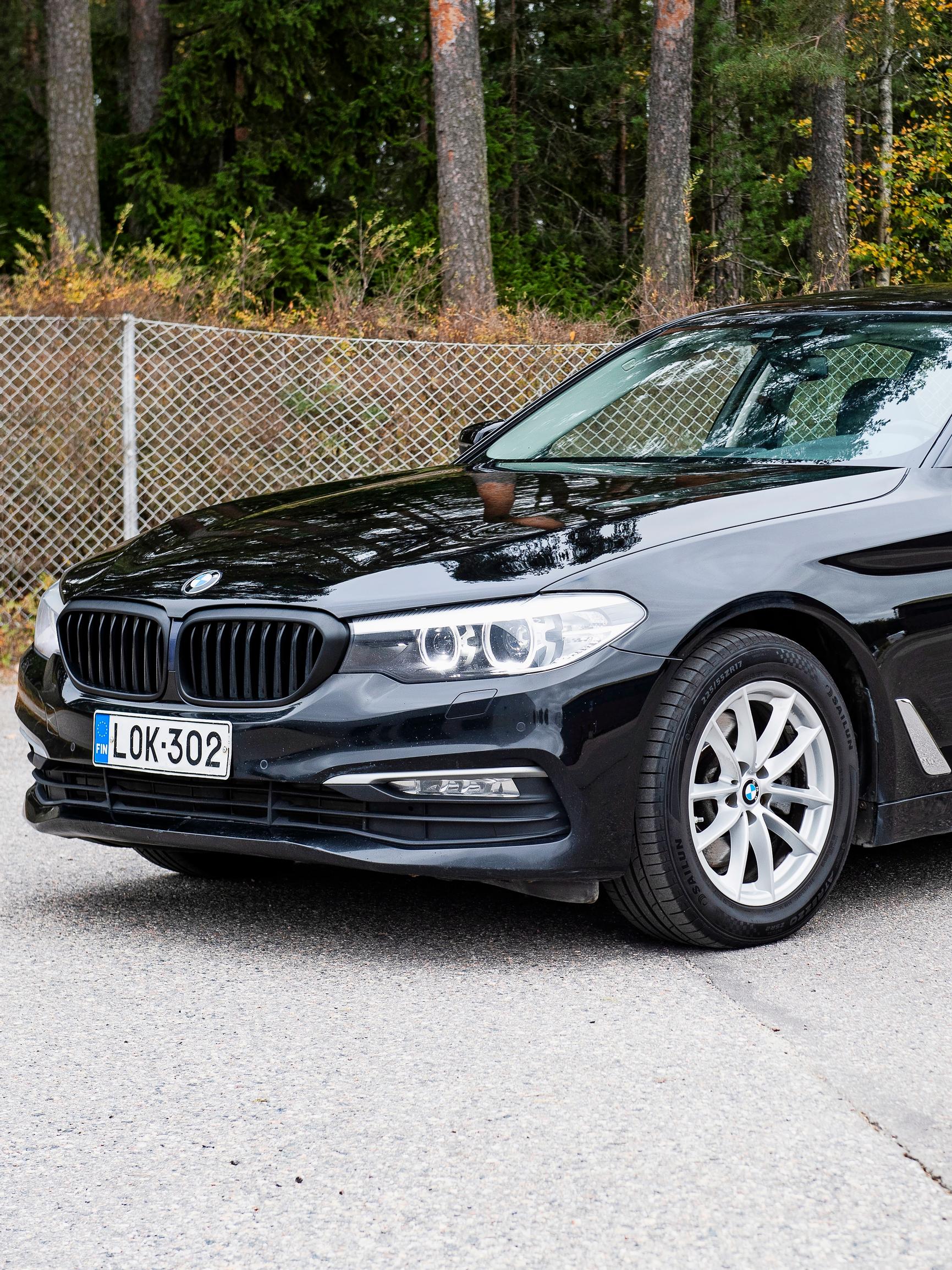 Tuulilasin autotoimittaja: Käytetty BMW 520 D vm. 2019 hakkaa koeajossa E-Mersun hinnalla, teholla ja nelivedolla