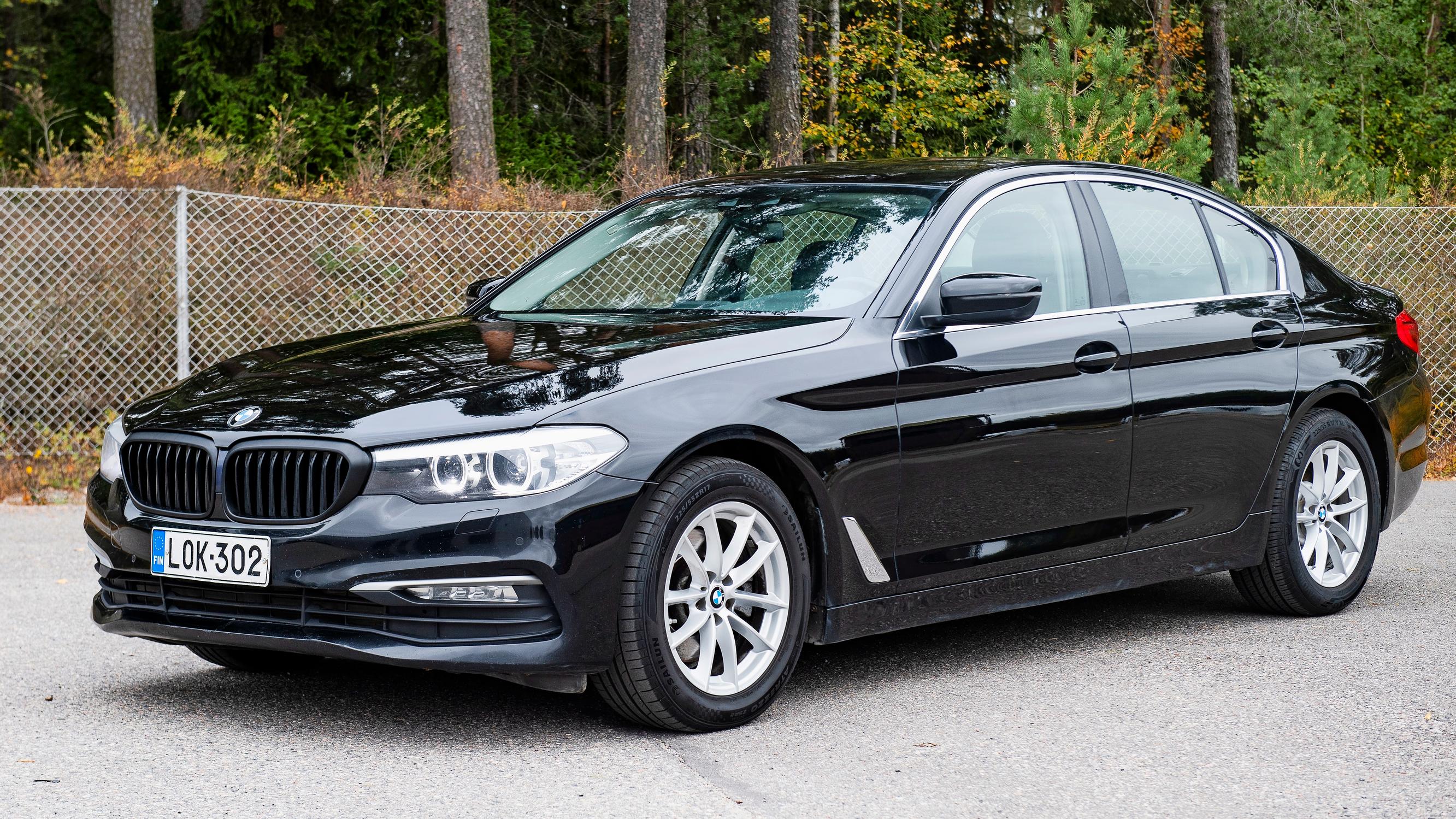 Tuulilasin autotoimittaja: Käytetty BMW 520 D vm. 2019 hakkaa koeajossa E-Mersun hinnalla, teholla ja nelivedolla