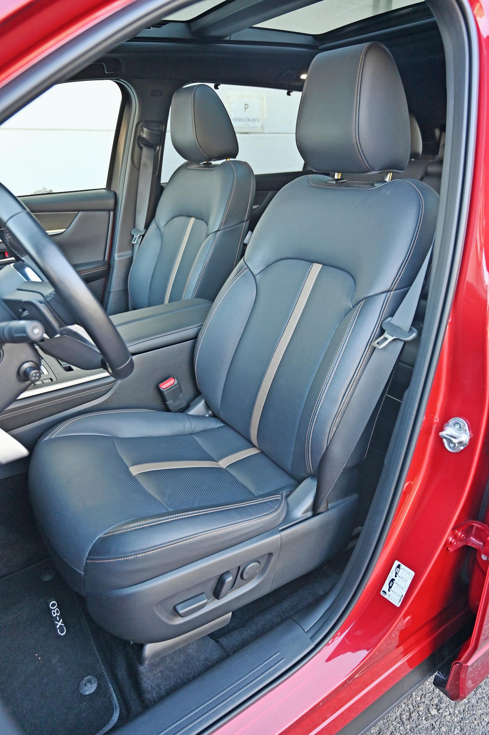 Mazda CX-80:n etuistuimilla on väljät oltavat, mutta selkänojat voisivat tarjota enemmän sivuttaistukea.