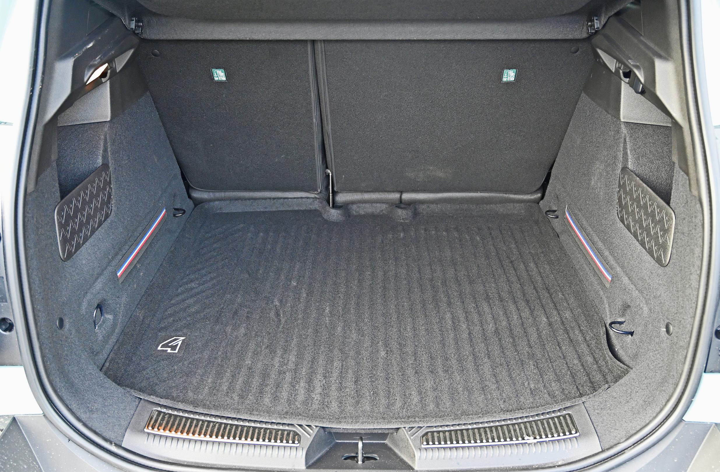 Renault 4 E-Techin 375 VDA-litran tavaratila on tässä kokoluokassa ihan kohtuullinen saavutus, ja lisäksi tilan laajennus sujuu helposti kahdessa osassa. Sivupoterot, sidontalenkit ja kova hattuhylly lisäävät mukavasti käytettävyyttä. 