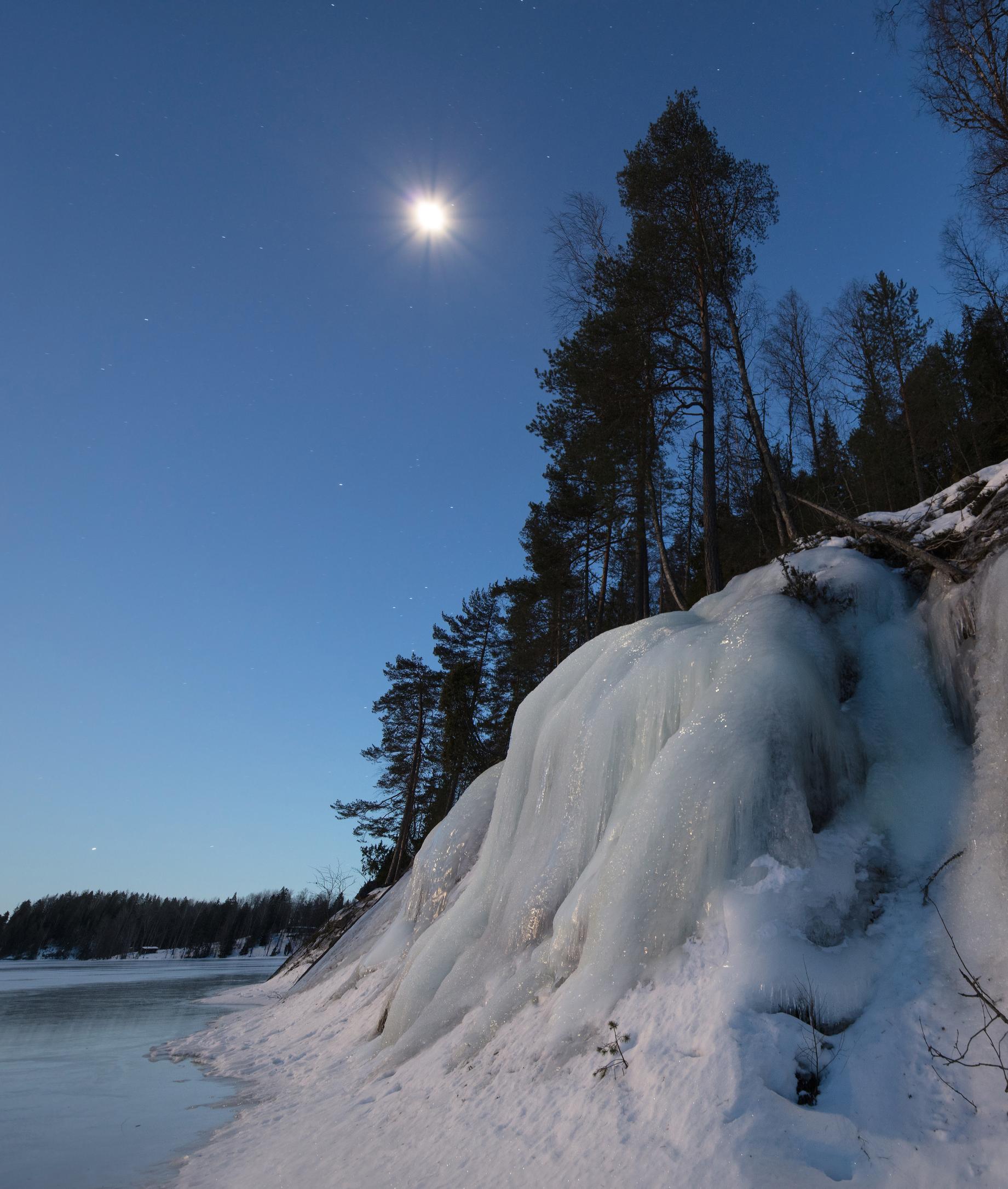 Romvuoren laella on kosteaa, ja valuma­vedet muuttuvat talven aikana näyttäviksi jääputouksiksi.