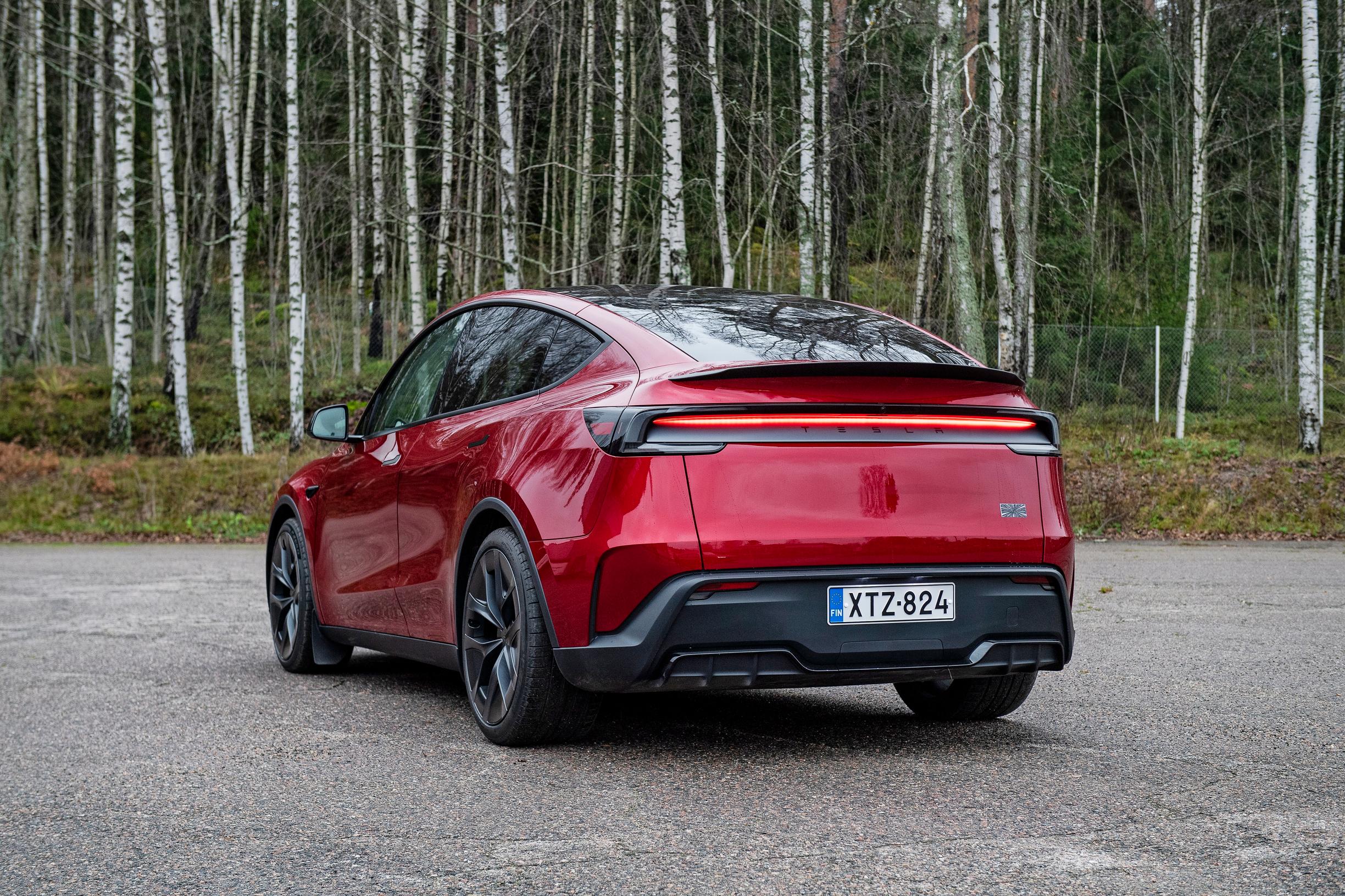 Tesla Y Performance takaapäin kuvattuna