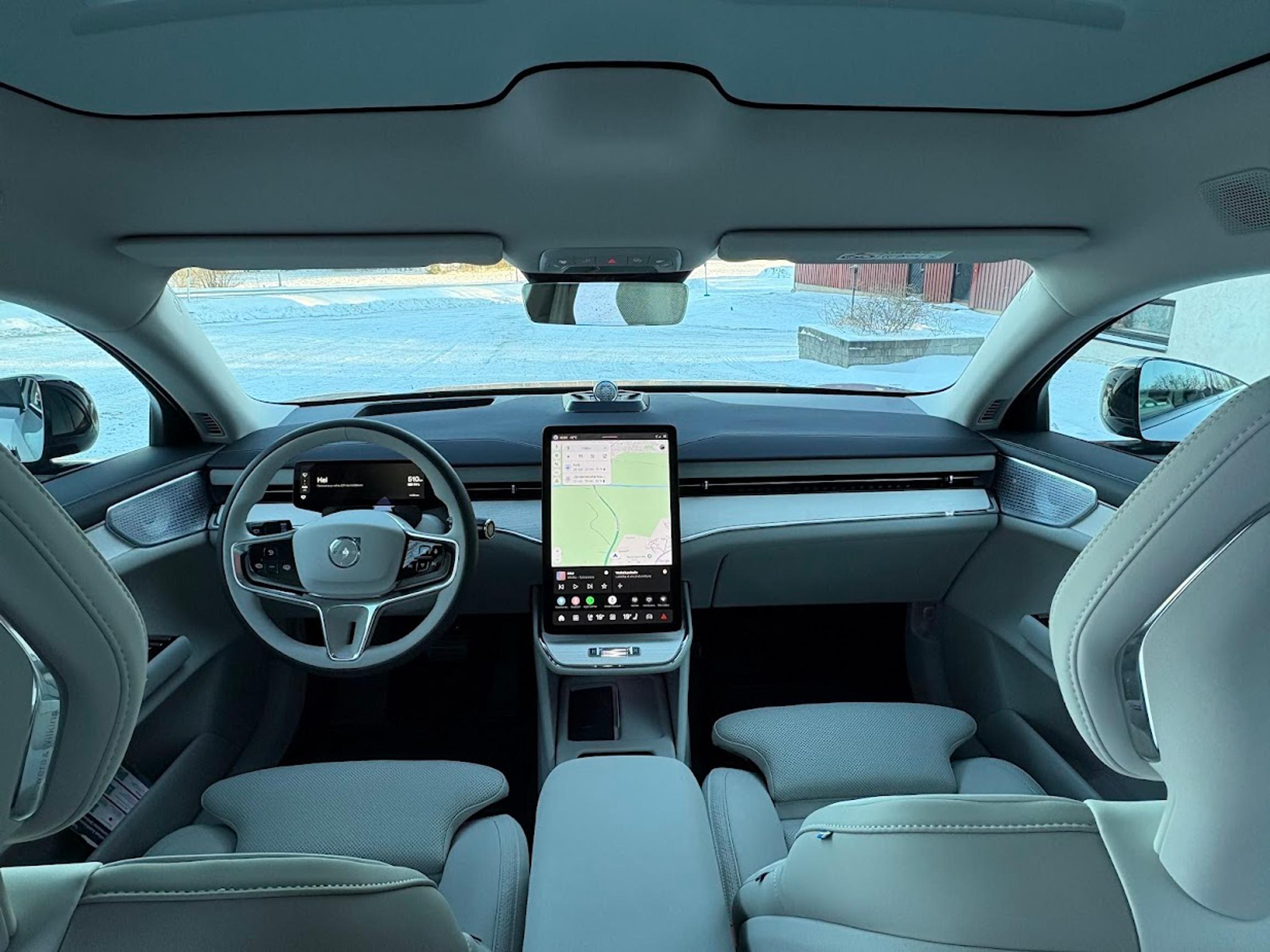 Volvo ES90:n kojelaudan keskellä on pientä telkkaria muistuttava keskinäyttö. Infoa on tarjolla, jos jaksaa perehtyä asiaan.