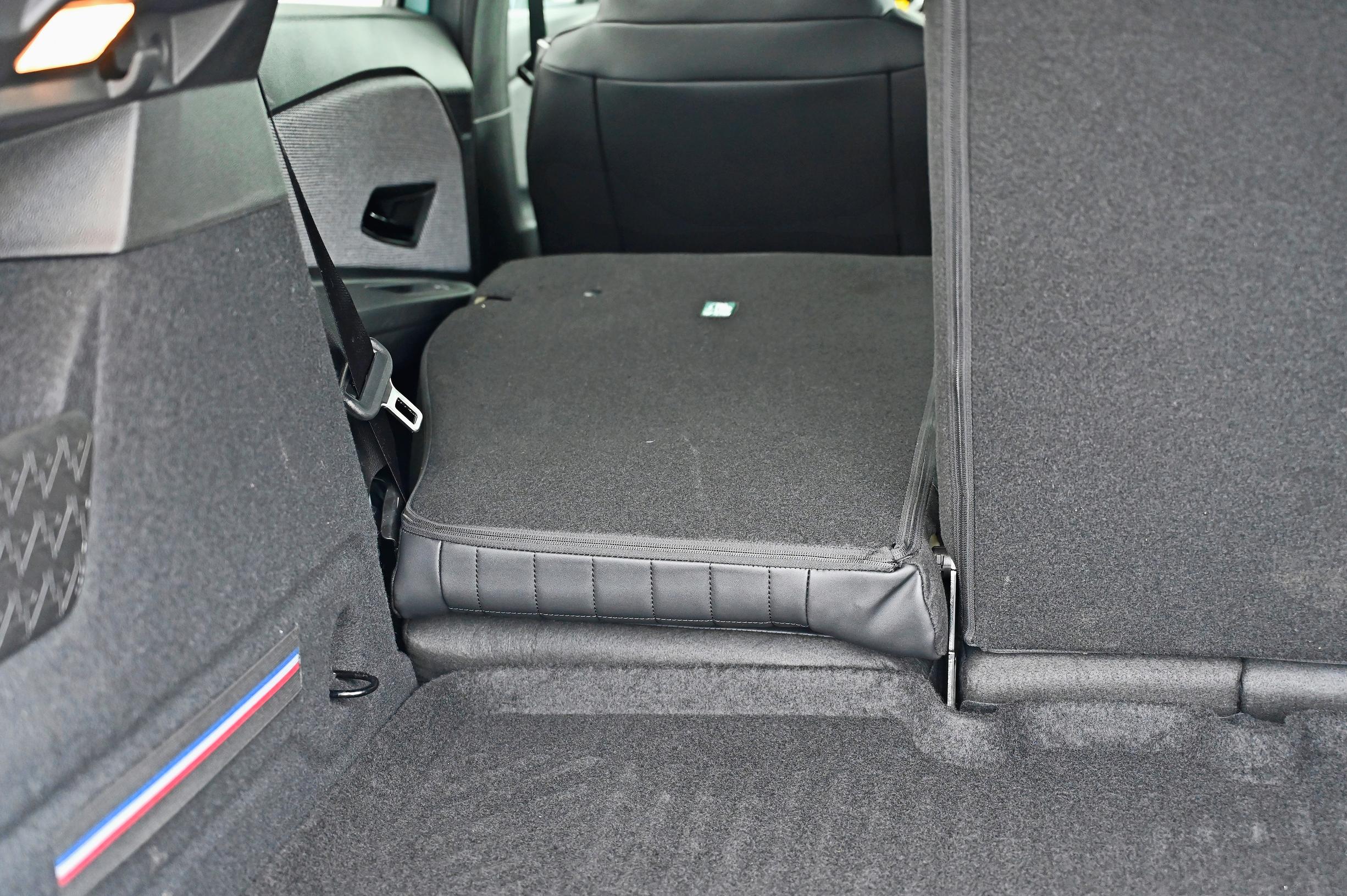 Renault 4 E-Techin takaistuimen selkänojat taittuvat alas kahdessa osassa, mutta tavaratilan pohjaan jää silloin huomattava kynnys.