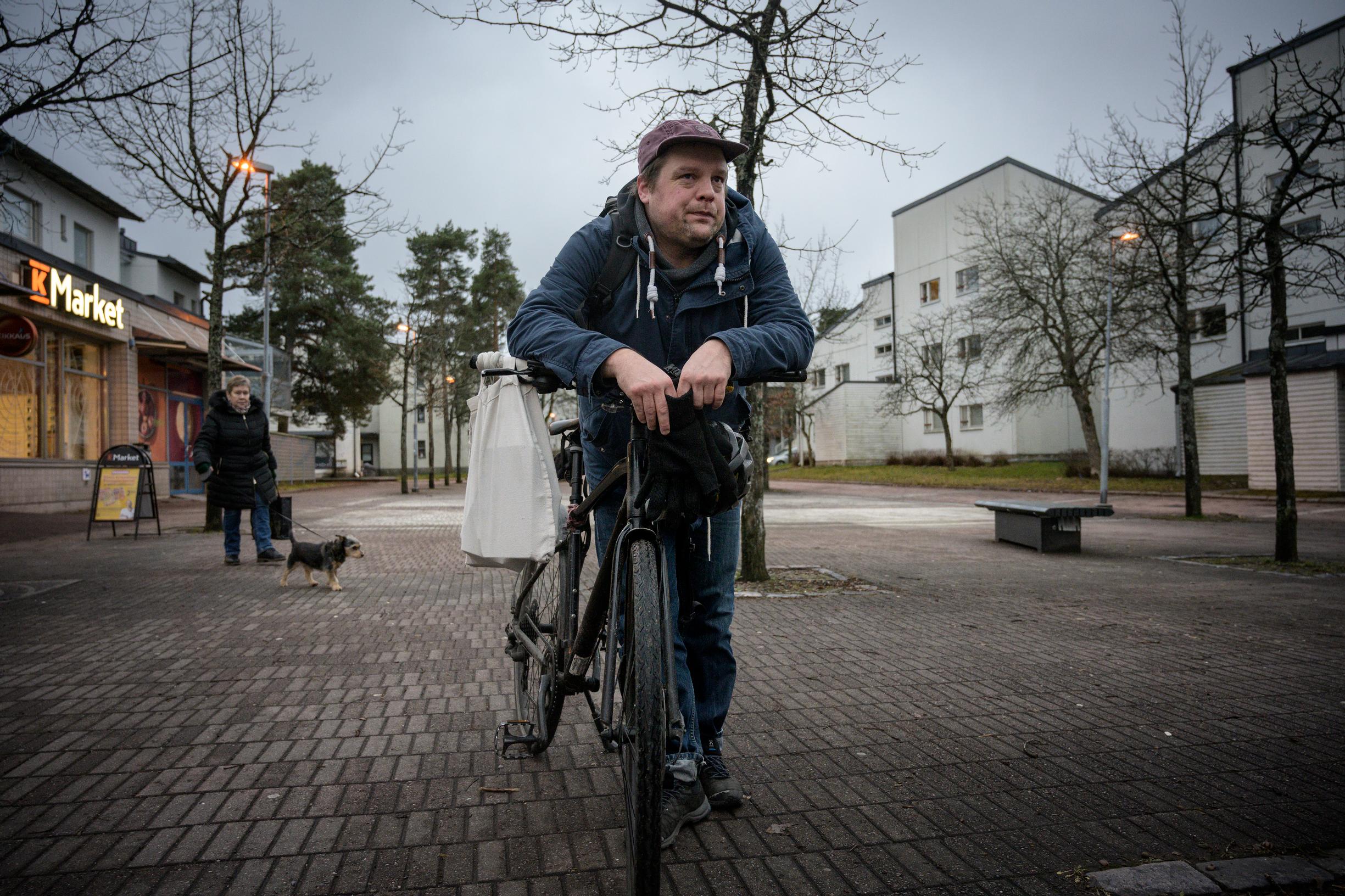 Rottatutkija Santtu Pentikäinen ennen kierrostaan. Pentikäisen kohteet ovat laajalla Mellunkylän alueella Itä-Helsingissä. Tutkimustarpeet kulkevat mukana repussa ja kangaspussukassa.