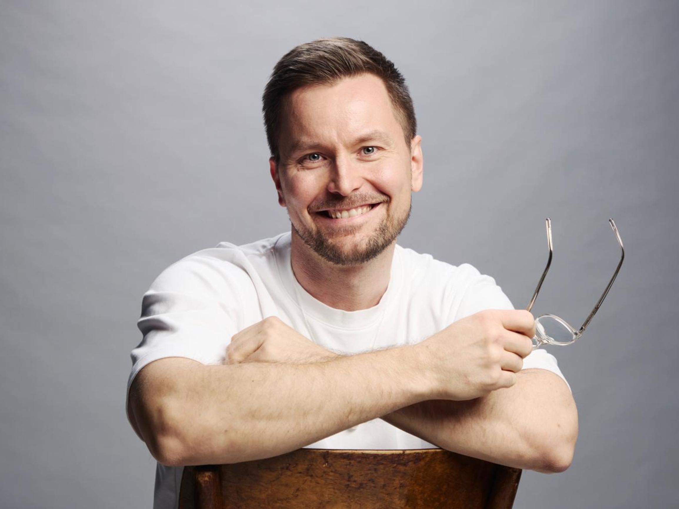 Niku Hooli kertoo, mitä televisiokameroiden takana oikeasti tapahtuu